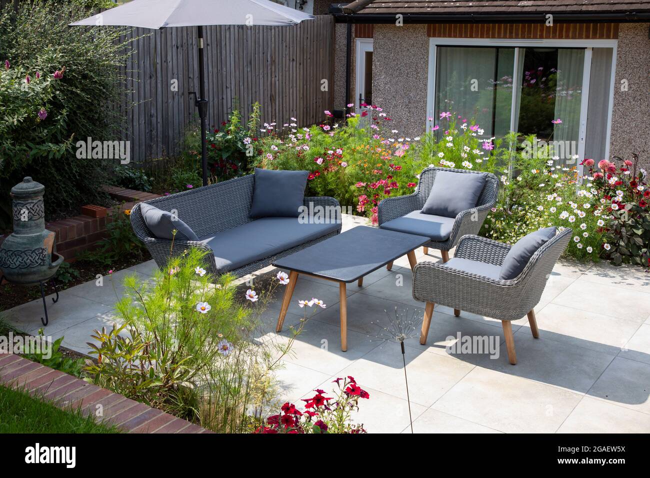 Gartenmöbel auf der Terrasse an sonnigen Tagen Stockfoto