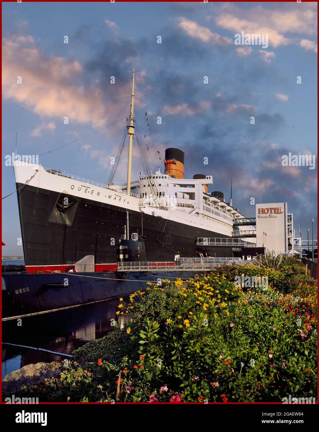 Das Queen Mary Ocean Liner Hotel, einst ein stolzer Ozeandampfer, dann ein schwimmendes Hotel, ein Schatten seines vergangenen hervorragenden Service, der eine umfangreiche Renovierung von Long Beach California USA erfordert Stockfoto