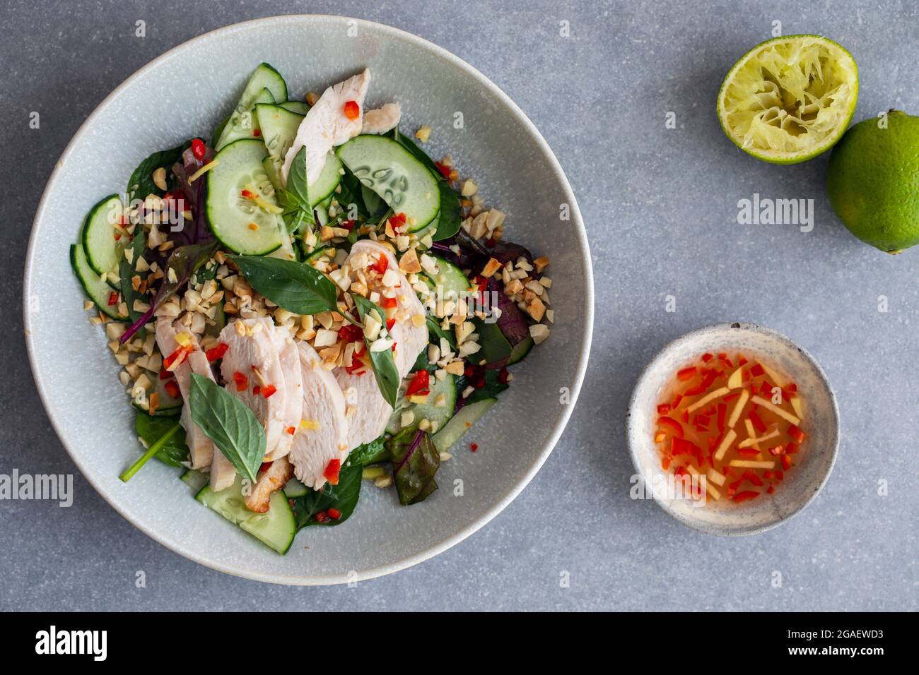 Thailändischer Hühnersalat mit Gurken und Erdnüssen Stockfoto