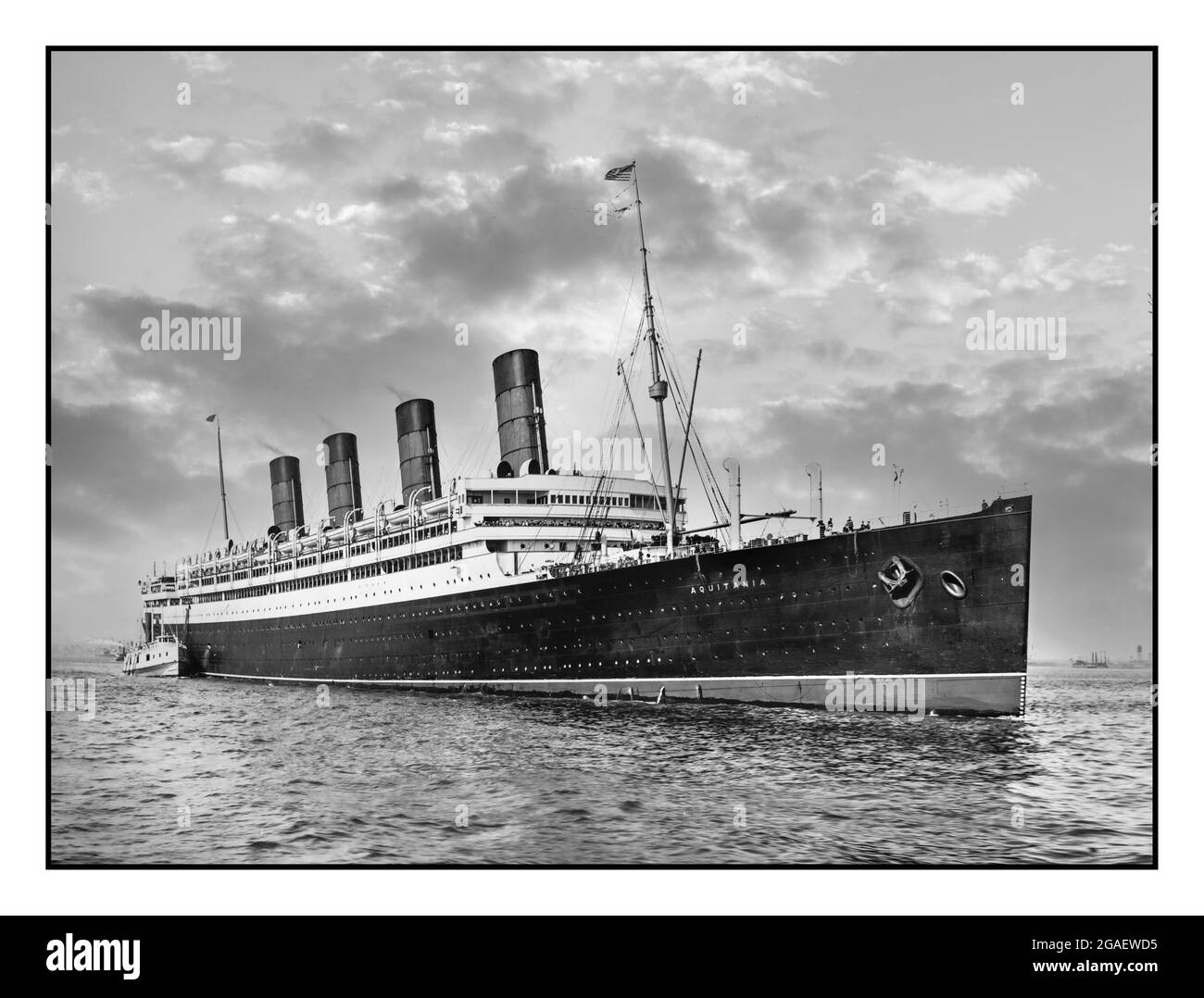 S.S. Aquitania Jungfernfahrt 1914, White Star Line 1914 Detroit Publishing Co. , Verlag Erstellungsdatum: [Zwischen 1914 und 1920] RMS Aquitania war ein britischer Ozeandampfer der Cunard Line in Dienst von 1914 bis 1950. Sie wurde von Leonard Peskett entworfen und von John Brown & Company in Clydebank, Schottland, gebaut. Sie wurde am 21. April 1913 gestartet und segelte am 30. Mai 1914 auf ihrer Jungfernfahrt von Liverpool nach New York. Aquitania war der dritte im Grand Trio der Express-Liner von Cunard Line, dem RMS Mauretania und RMS Lusitania vorausgegangen waren, Stockfoto