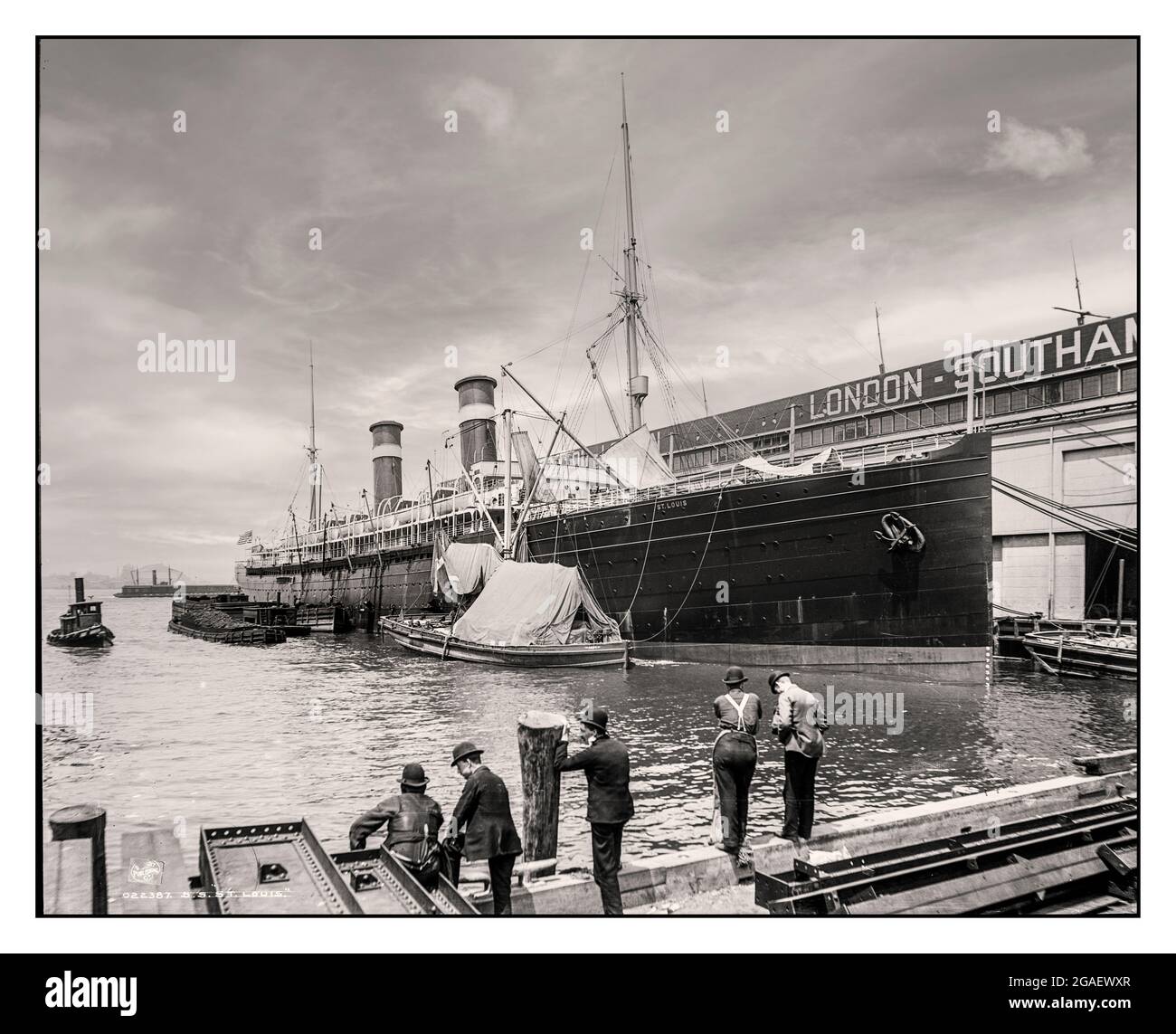 Die SS St. Louis der American Line bei Southampton Landing Stage UK 1895. Segeln nach New York USA. Johnston, J. S. (John S.), Fotograf Detroit Publishing Co. [1895]. SS St. Louis, ein transatlantisches Passagierflugzeug, das von der William Cramp & Sons Building & Engine Company, Philadelphia USA, gebaut wurde und am 12. November 1894 in Betrieb genommen wurde; Stockfoto