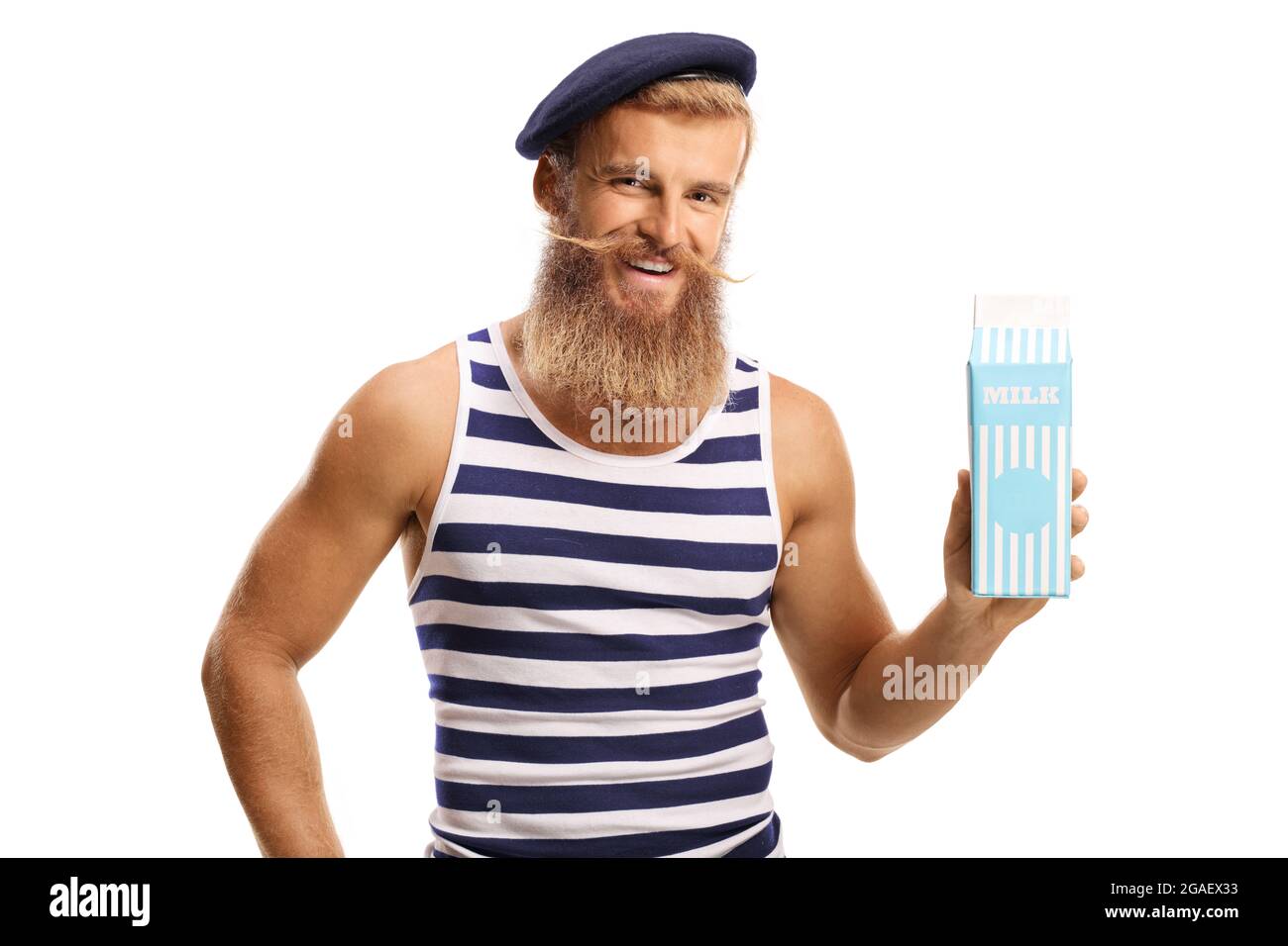 Bärtiger Kerl mit einem Hut, der eine Packung Milch auf weißem Hintergrund hält Stockfoto