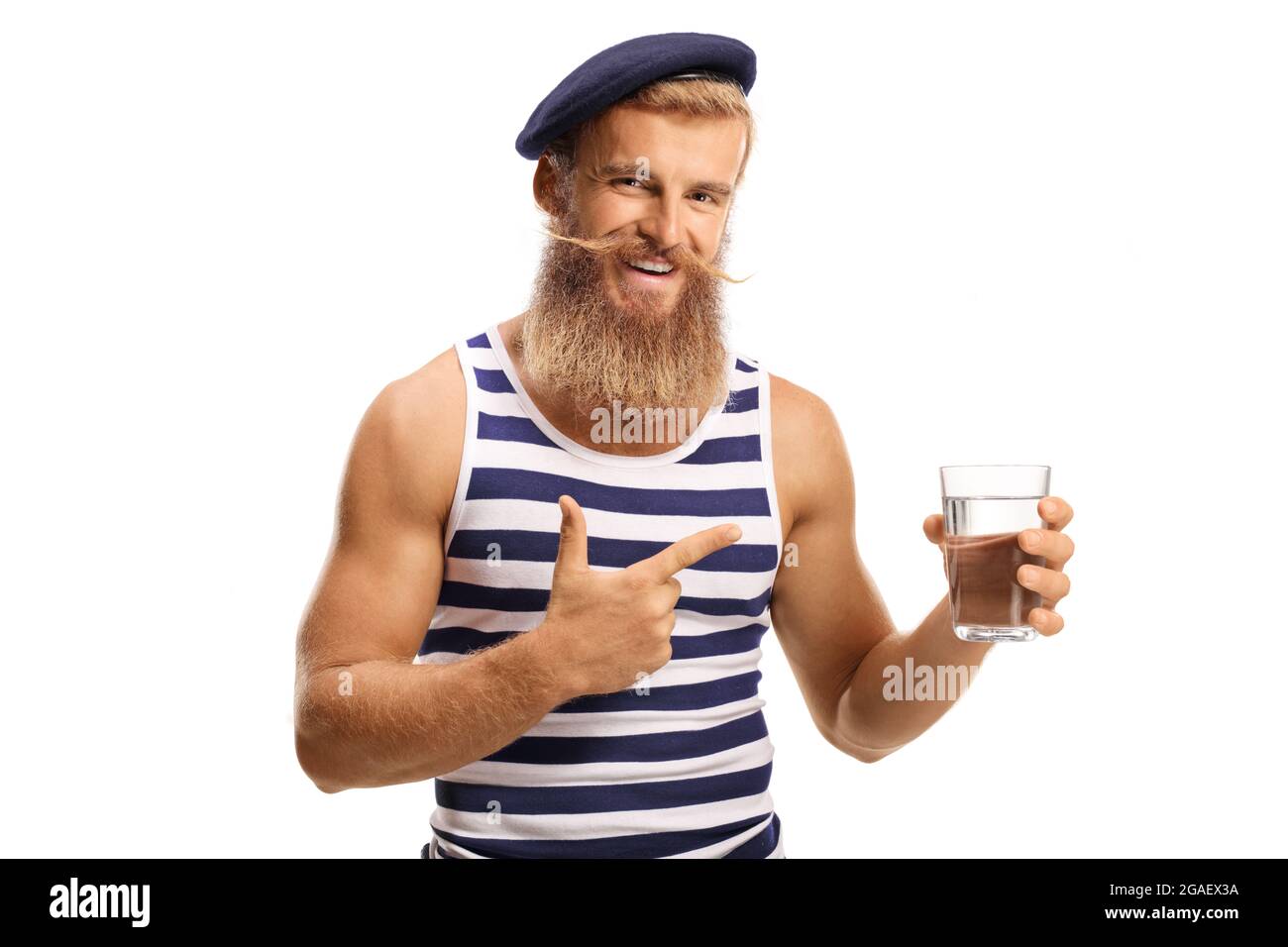 Bärtiger Mann mit einem Hut, der ein Glas Wasser hält und isoliert auf weißen Hintergrund zeigt Stockfoto