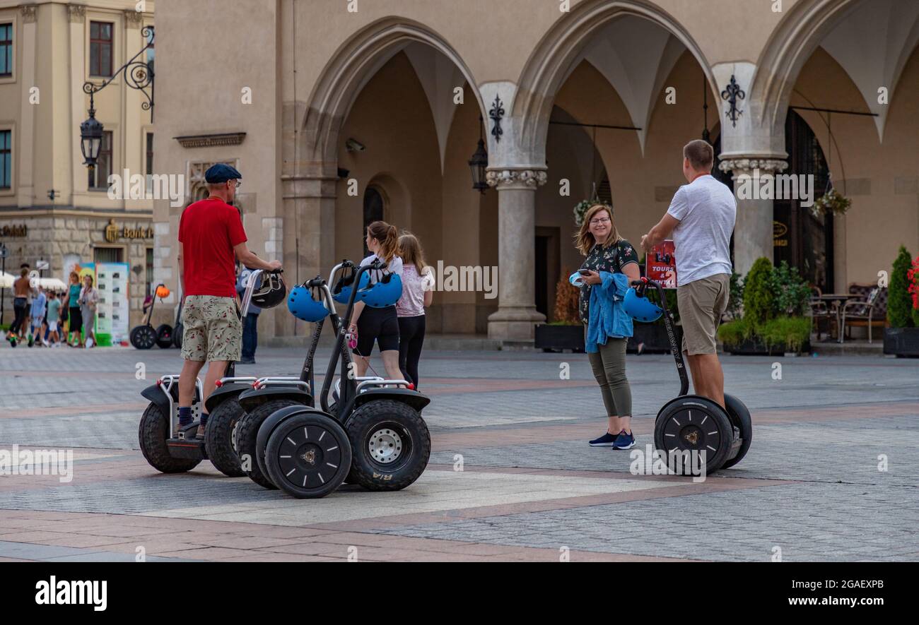 Ein Bild von einigen Segway-Reiseführern auf Krakaus Hauptplatz. Stockfoto