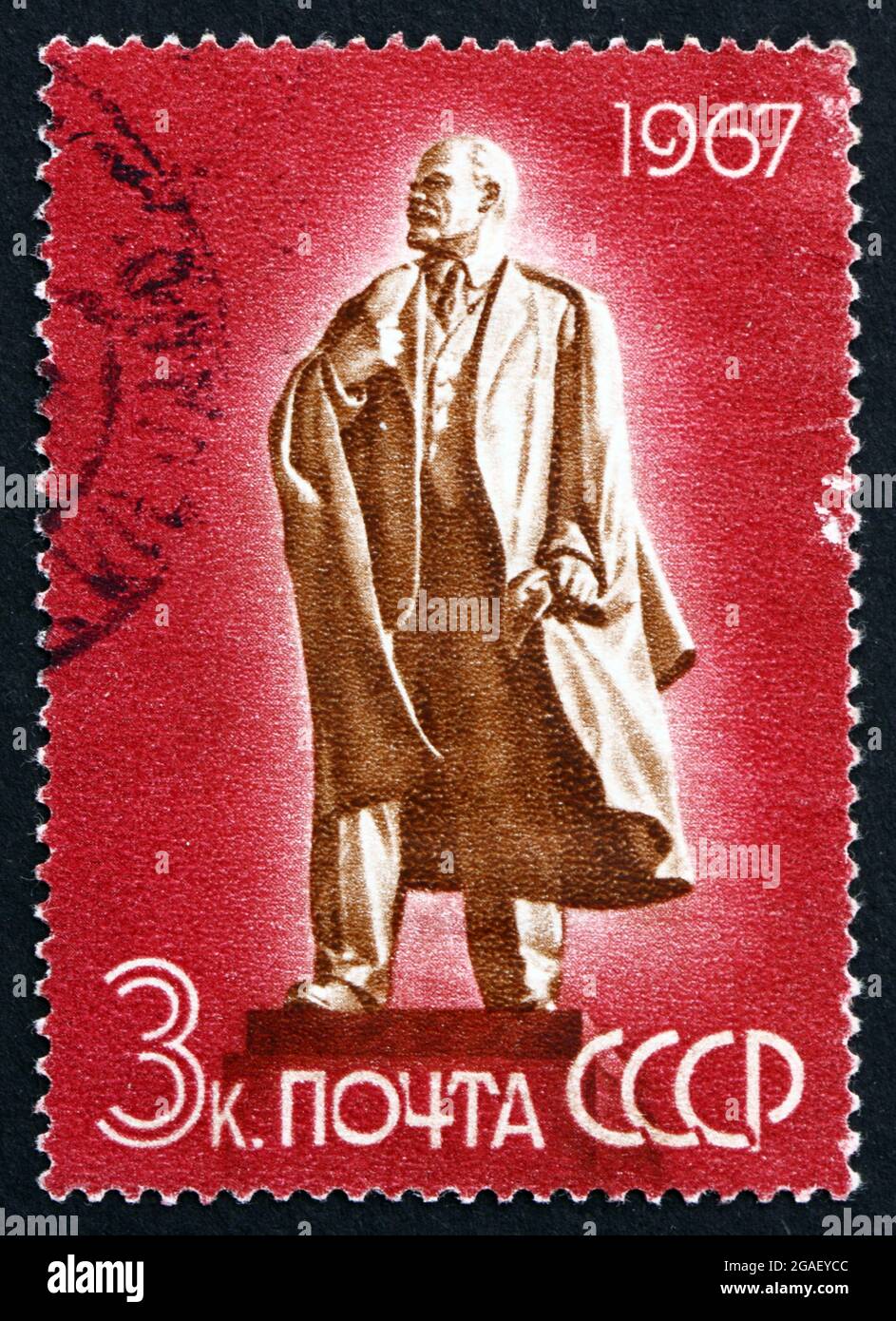 RUSSLAND - UM 1967: Eine in Russland gedruckte Briefmarke zeigt Wladimir Iljitsch Lenin, von M. Manizer, Denkmal in Uljanowsk, um 1967 Stockfoto