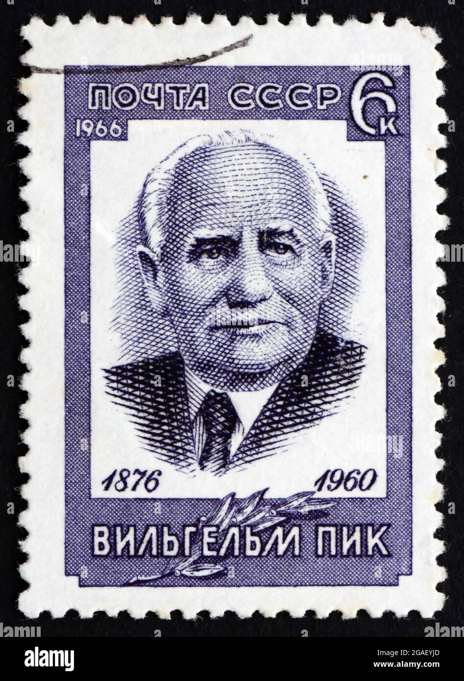 RUSSLAND - UM 1966: Eine in Russland gedruckte Briefmarke zeigt Wilhelm Pieck, deutscher Politiker und Kommunist, den ersten Präsidenten der Deutschen Demokratischen Republik Stockfoto