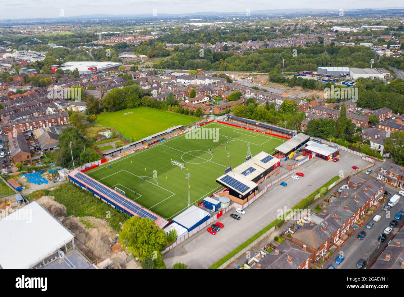 Luftdrohne Blick auf Hyde Henshire Manchester , Hyde United Stadium Ewen Fields Stockfoto