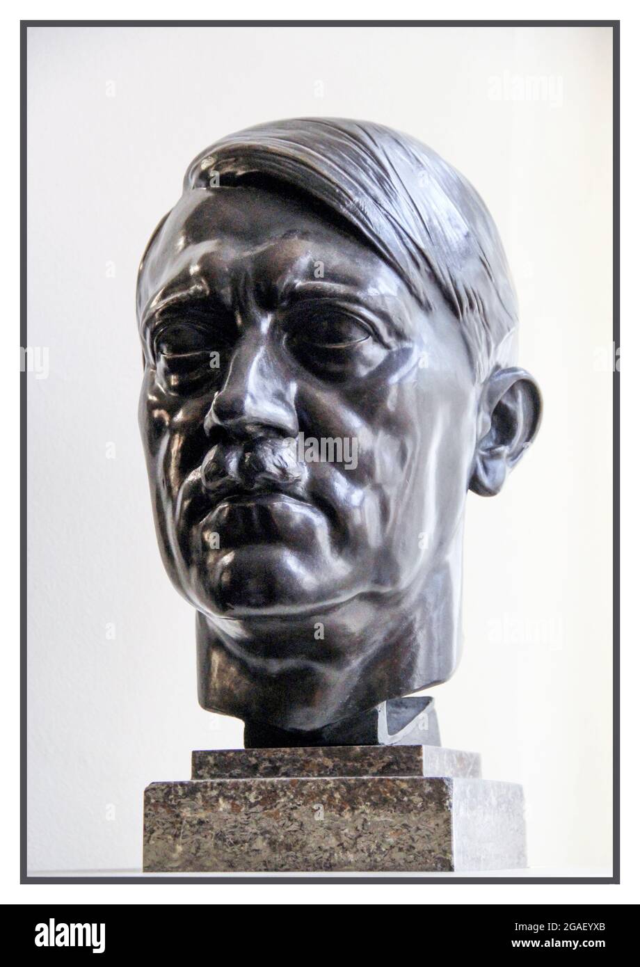 ADOLF HITLER Bronze Büste Skulptur Portrait Büste von Adolf Hitler, nach dem 2. Weltkrieg gefangen genommen. Eines von vielen, die in der NS-Bundesregierung und in offiziellen Gebäuden zu finden sind Stockfoto