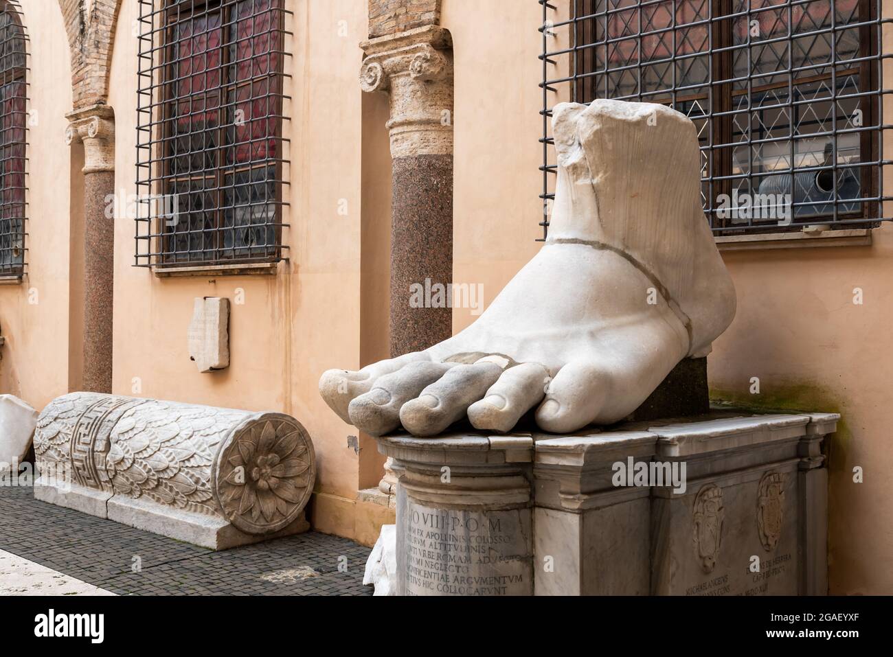 Marmorskulptur eines riesigen menschlichen Fußes in Ruinen im römischen Museum in Italien Stockfoto