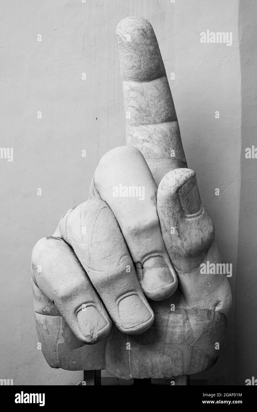 Schwarz-Weiß-Foto von gigantischer Hand mit einem Zeigefinger, der auf Marmor gemeißelt ist Stockfoto