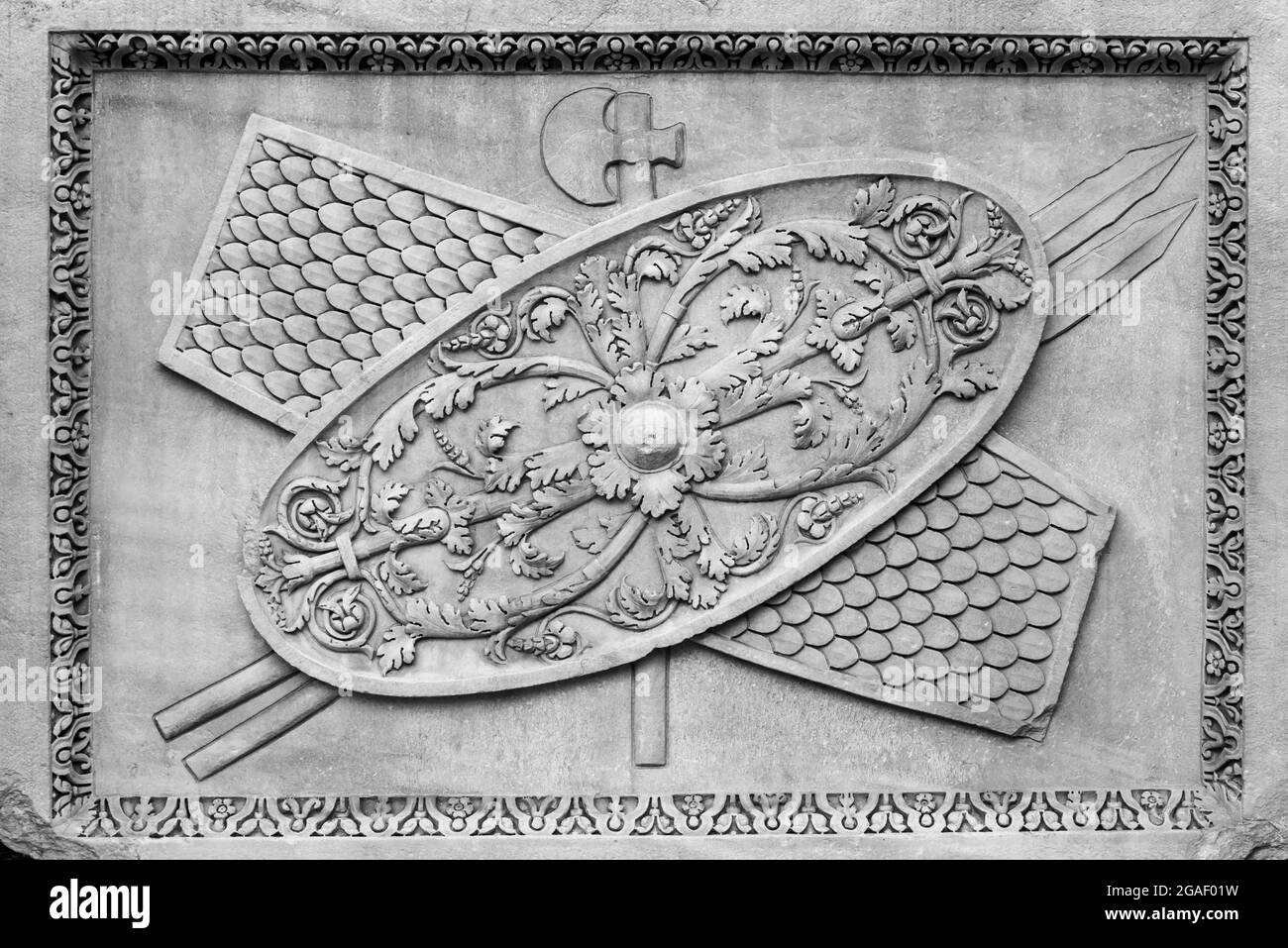 Schwarz-Weiß-Foto des Vatikan-Symbols auf einer gerahmten Marmorwand eingraviert Stockfoto