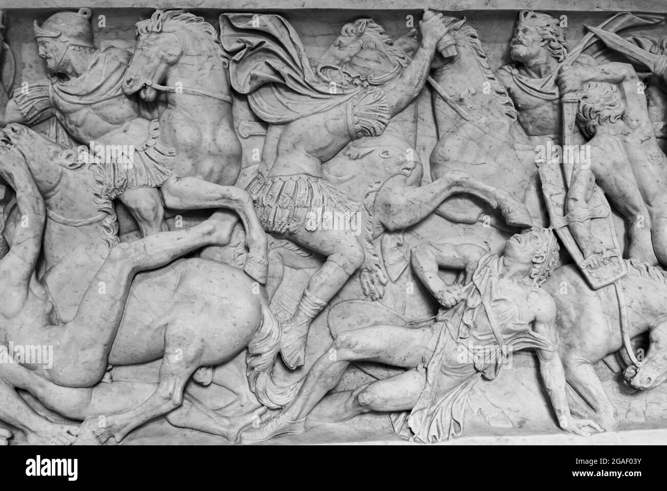 Schwarz-Weiß-Foto der alten römischen Kampfszene auf einer Marmorwand geschnitzt Stockfoto