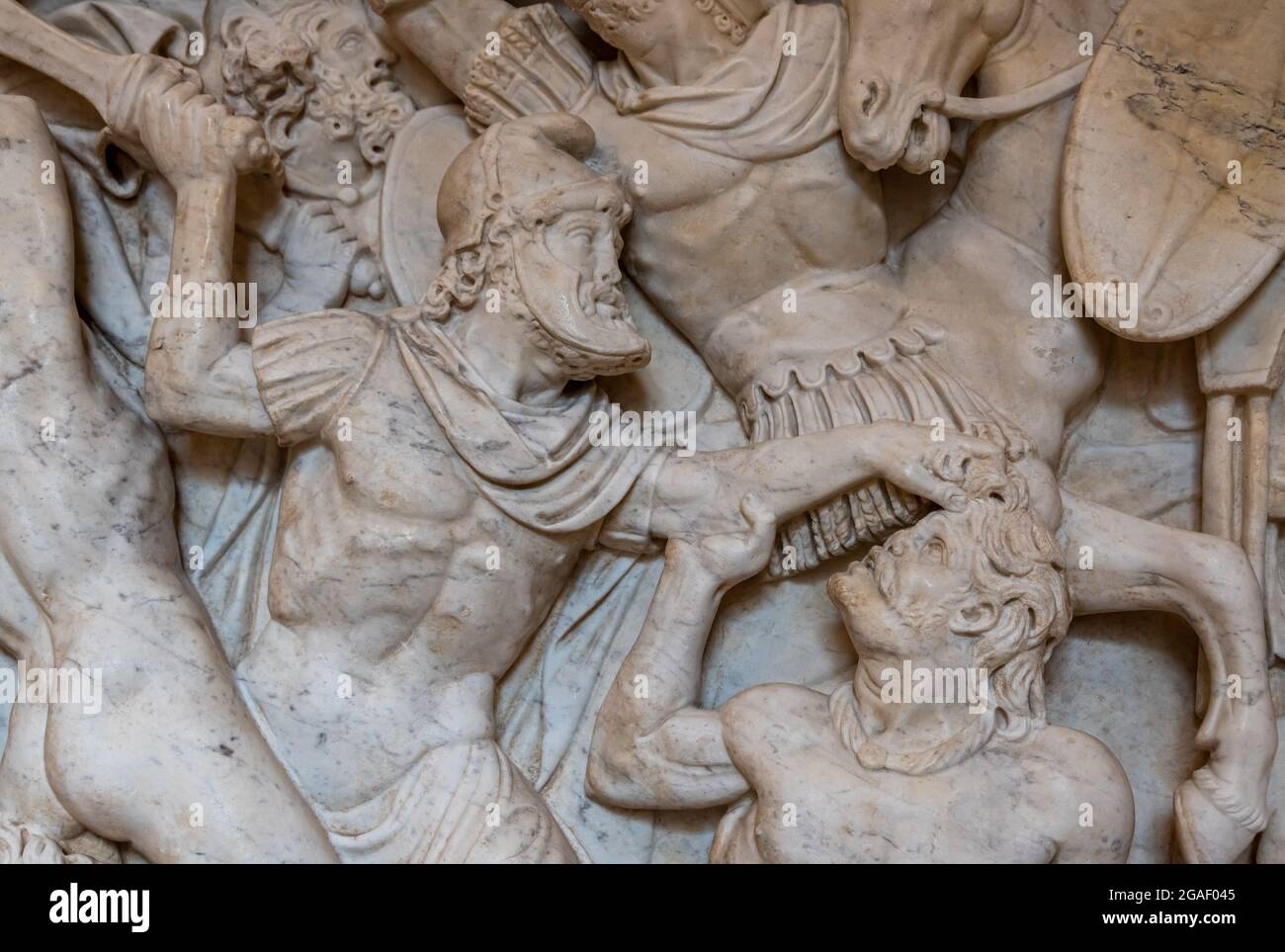 Nahaufnahme einer antiken römischen Batle-Szene, die auf einer Marmorwand geschnitzt wurde Stockfoto