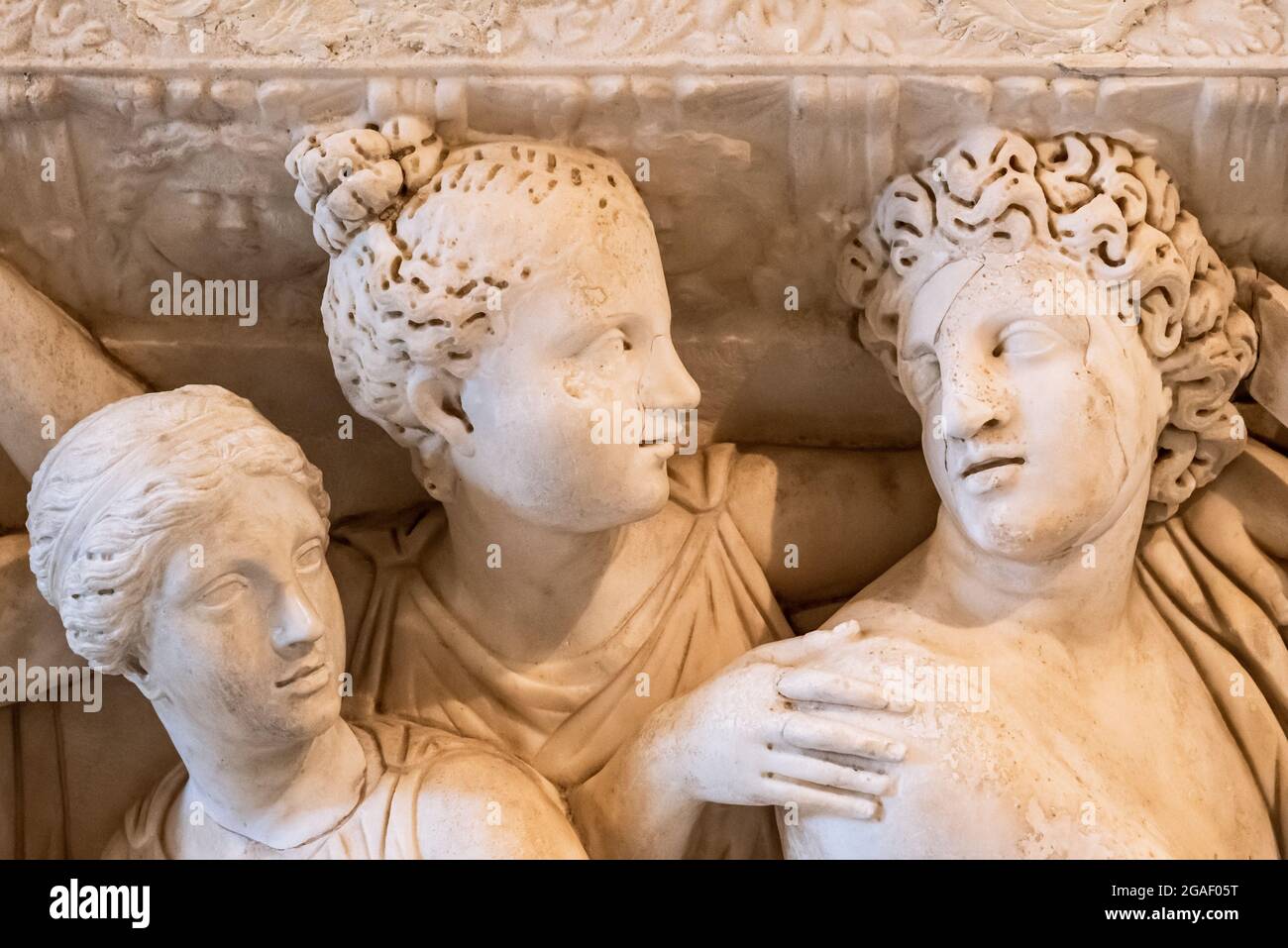 Nahaufnahme von Gesichtern antiker römischer Skulpturen, die auf Marmor geschnitzt wurden Stockfoto