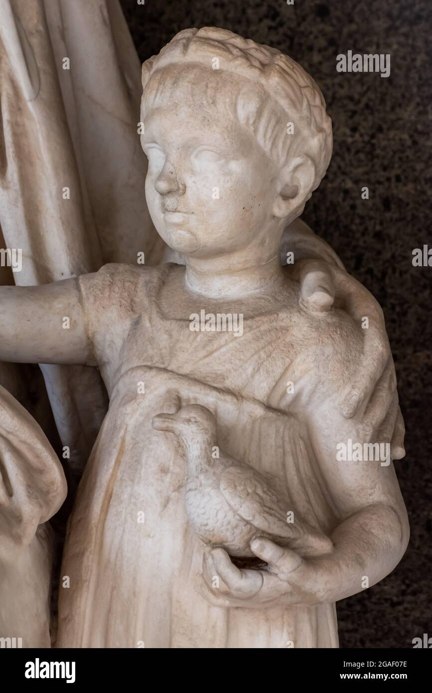 Nahaufnahme der Marmorstatue eines Jungen mit einer Taube Stockfoto