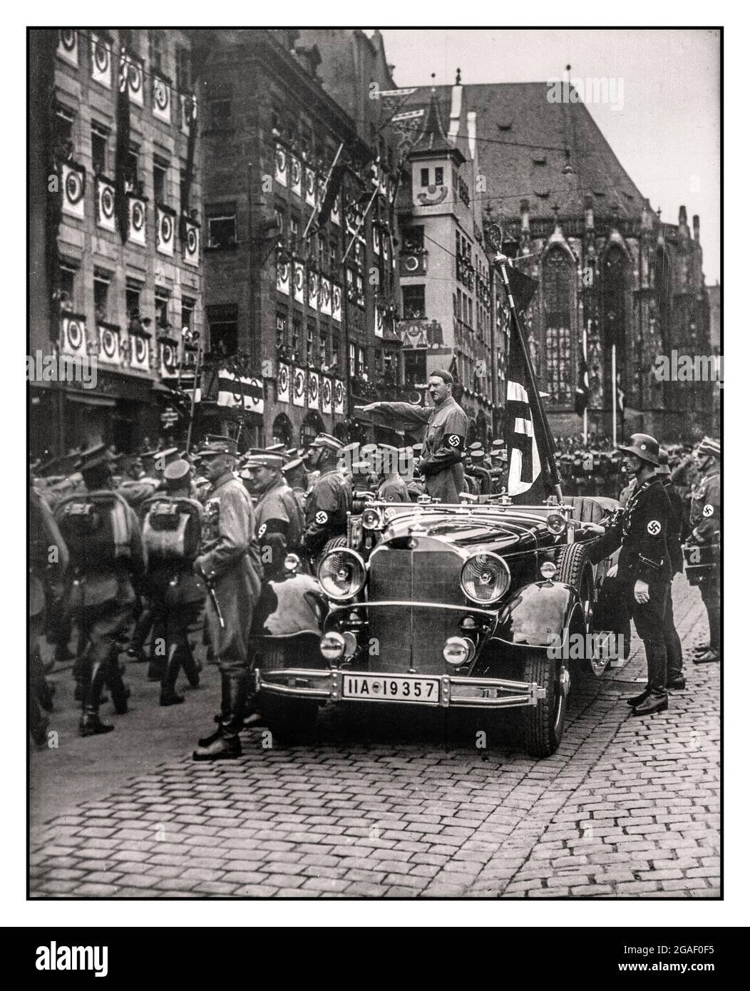 ADOLF HITLER SA TRUPPEN PARADE 1930ER JAHRE HEIL HITLER GRÜSSEN REICHSPARTEITAG. Der Vorimarsch der SA am Führer. Parade der SA-Truppen an Adolf Hitler im offenen Mercedes-Motorwagen vorbei mit Feldmarschall Hermann Göring links stehend Nürnberg, Deutschland November 1935. Adolf Hitler in den 1930er Jahren bei einer Parade mit der Sturmabteilung der Nazis und seiner Waffen-SS-Schutztruppe Stockfoto