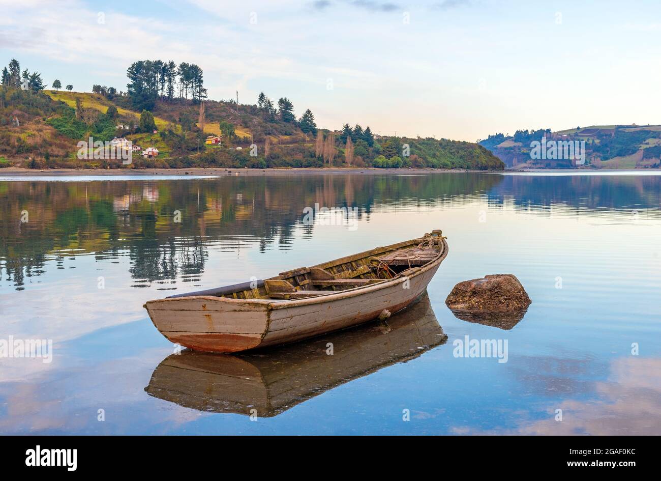 Fischerboot bei Sonnenuntergang, Castro, Chiloe Island, Chile. Stockfoto