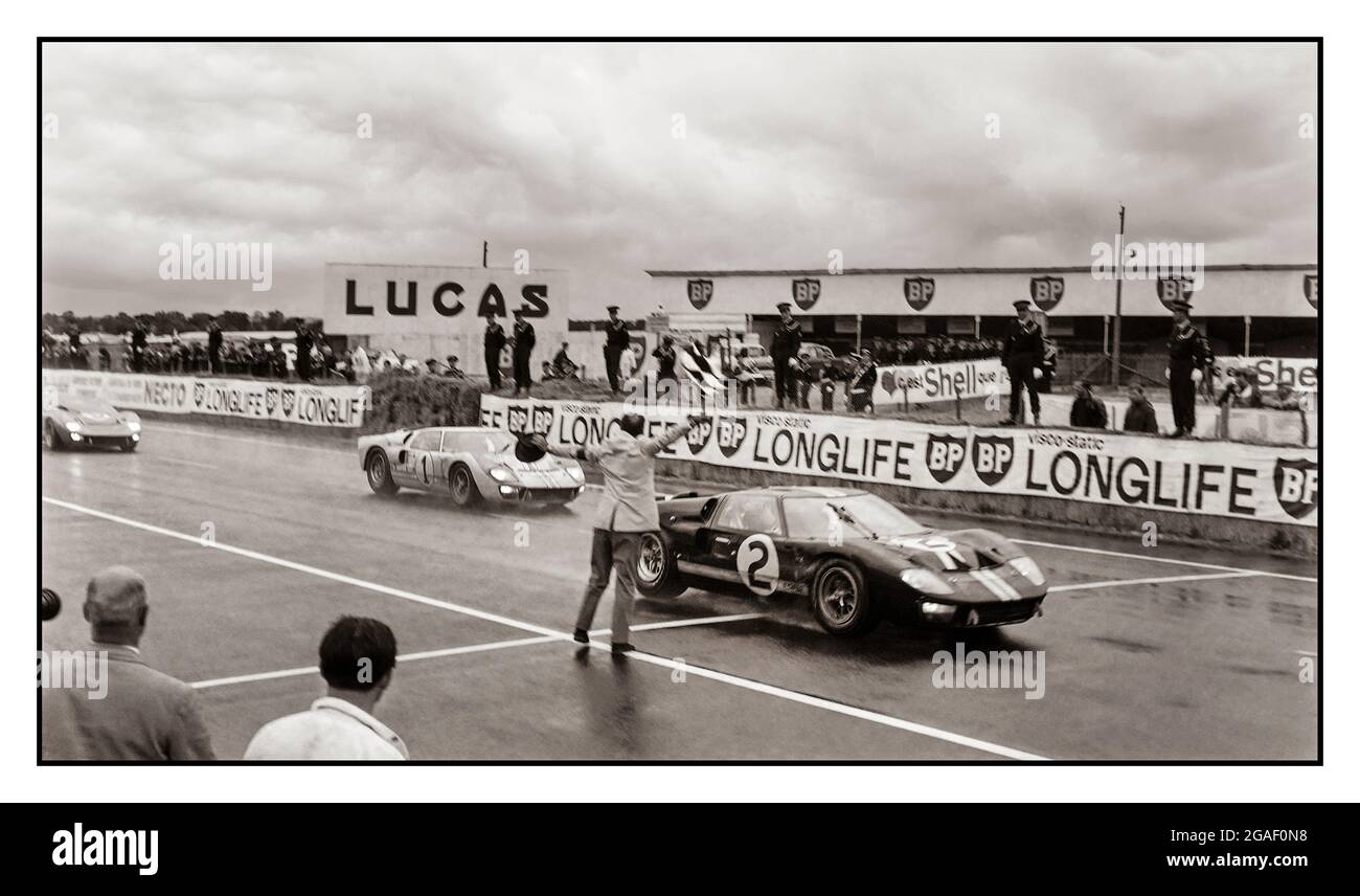 LE MANS Vintage 1966 Ford GT40 No 2 Sieger 24-Stunden-Rennen Foto 18-19.Juni 1966 24 Heures du Mans Es war auch der siebte Lauf der Sportwagen-Weltmeisterschaft 1966 Saison. Dies war der erste Gesamtsieg in Le Mans für den Ford GT40 mit Bruce McLaren und Chris Amon sowie der erste Gesamtsieg für einen amerikanischen Konstrukteur Stockfoto