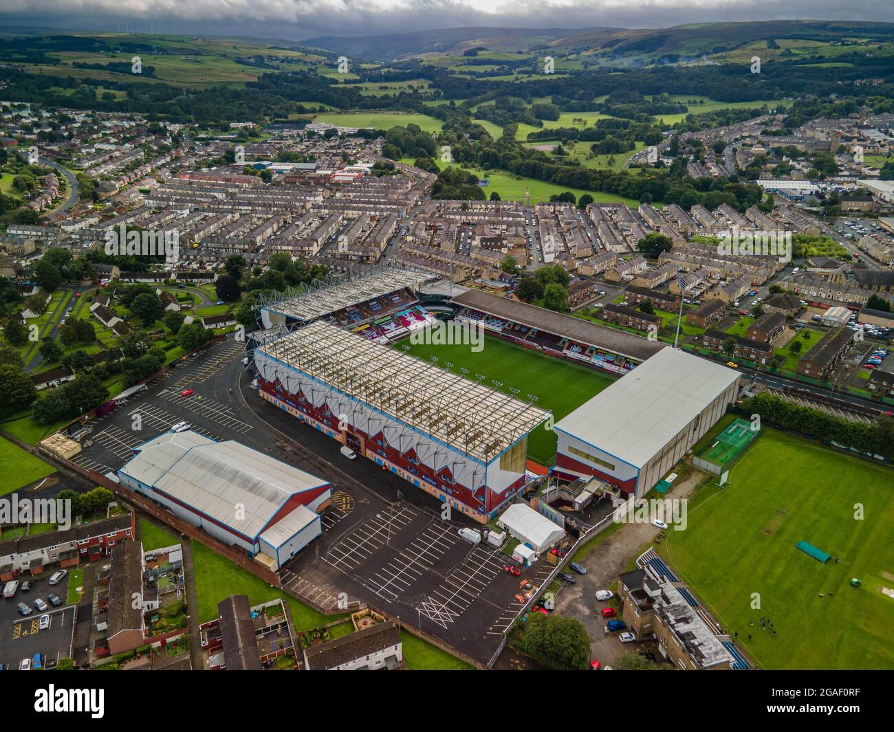 Luftaufnahme des Turf Moor, Heimstadion des Burnley Football Club, Rival des Blackburn FC Drone Stockfoto