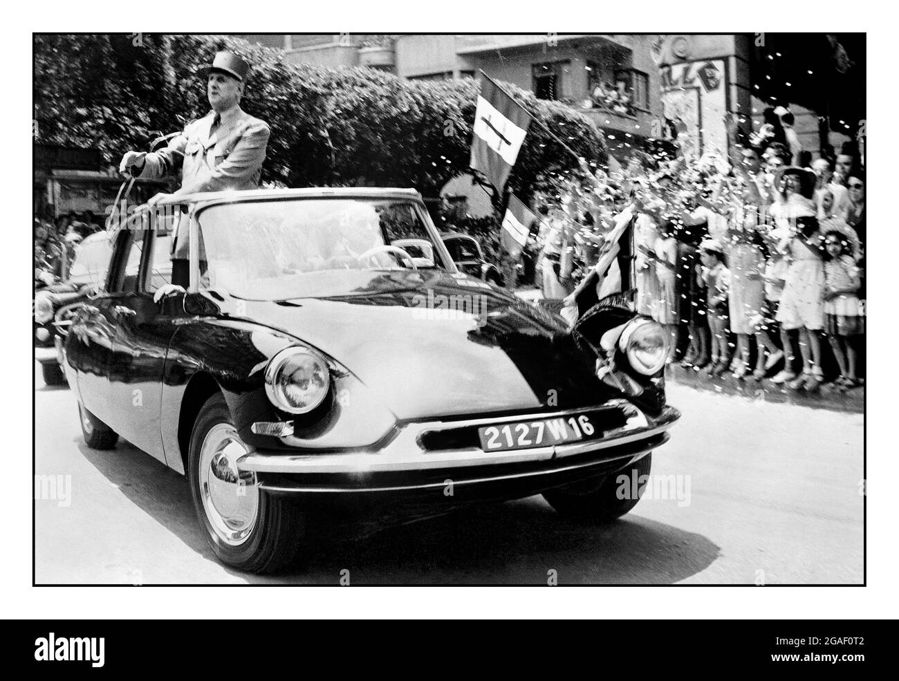 Präsident Charles De Gaulle war ein beliebter Held Frankreichs nach dem Krieg in einem Citroen DS 19. Am 22. August 1962 überlebte der französische Präsident Charles De Gaulle einen der vielen Mordversuche gegen ihn, die ihm durch die Aufführung des Citroen-Automobils des Präsidenten zu verdanken waren: Der aerodynamische Citroen DS 19, der auch als „La Deesse“ (die Göttin) bekannt war. Stockfoto