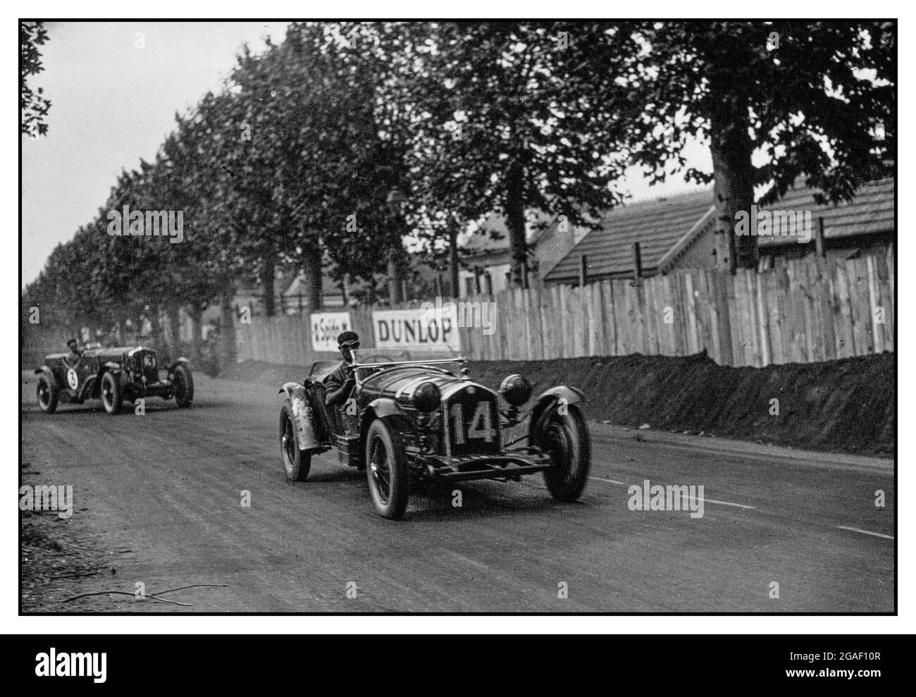 1931 Le Mans 24 Stunden Vintage Motor Race mit Alfa Romeo Nr. 14 von Zehender und Marinoni, die das Rennen nicht beendet haben, aber der gleiche Partner Alfa Romeo Auto Nr. 16 kam zuerst mit dem Briten Francis Curzon, Earl Howe und Sir Henry Birkin Stockfoto