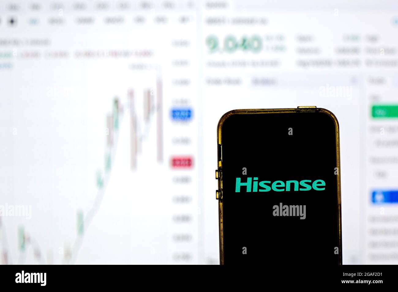 In dieser Abbildung ist ein Hisense Electric Logo auf einem Smartphone mit den Börseninformationen von Hisense Electric im Backgro zu sehen Stockfoto