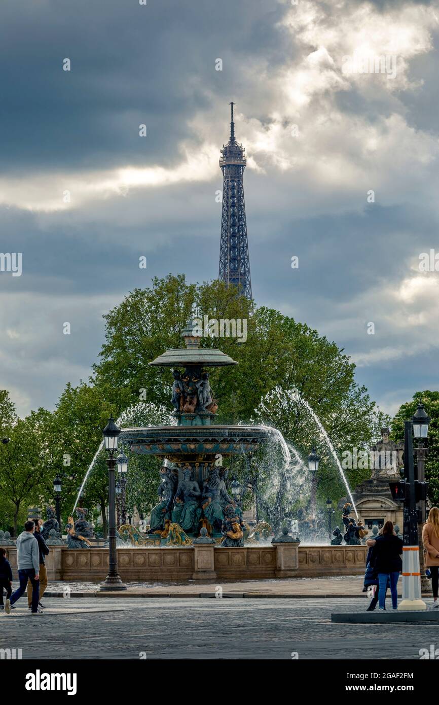 Paris, Frankreich - 13. Mai 2021: Berühmter Eiffelturm vom Place de la Concorde in Paris aus gesehen Stockfoto