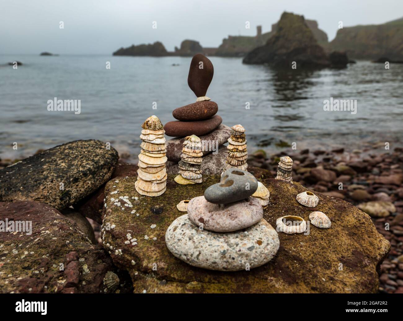 Eine Stein- oder Felsskulptur am Strand an einem nebligen Tag, Dunbar, East Lothian, Schottland, Großbritannien Stockfoto