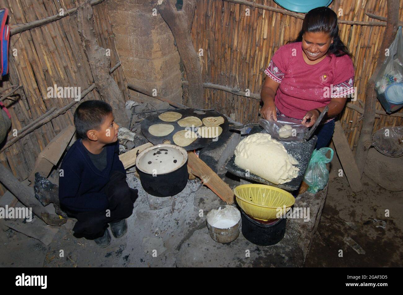 Eine Mutter bereitet masa - Maismehl - zu, das sie zur Herstellung von Tortillas verwenden wird. Stockfoto