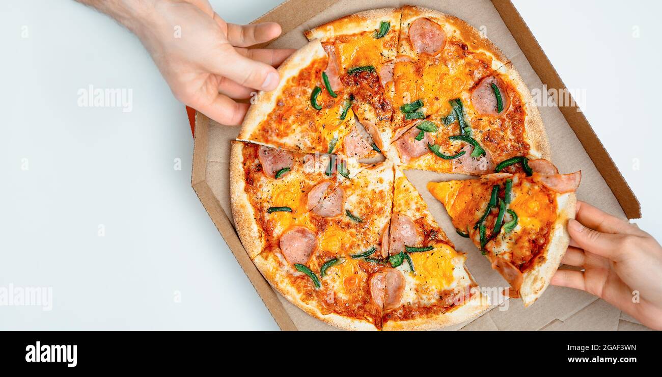 Menschen, die leckere Pepperoni-Pizza auf hellem Hintergrund nehmen, Draufsicht mit Kopierfläche. Pizza-Banner oder italienisches Food-Banner Stockfoto