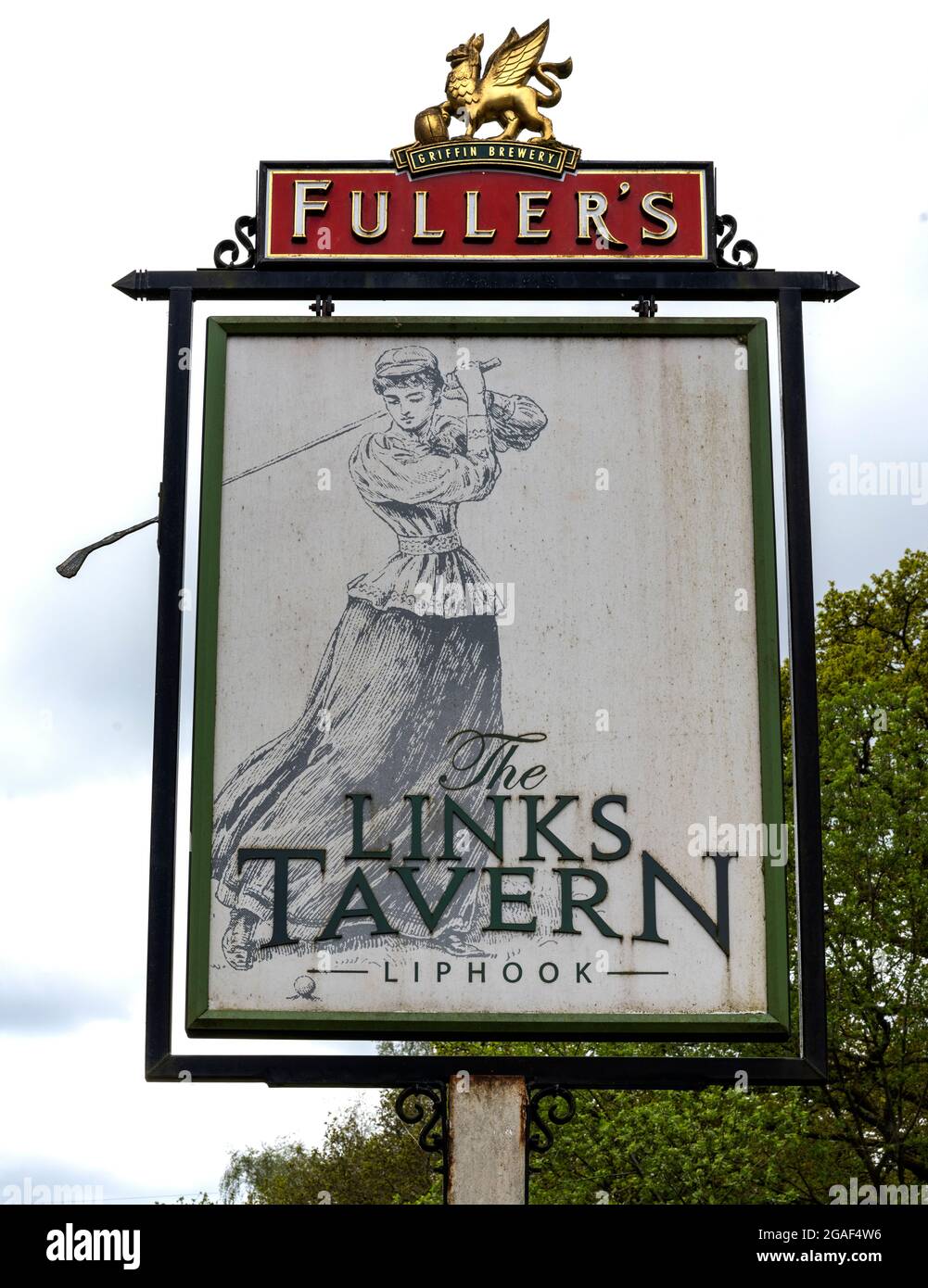 Traditionelles hängendes Pub-Schild an der Links Tavern - öffentliches Haus - Portsmouth Road, Liphook, Hampshire, England, Großbritannien Stockfoto