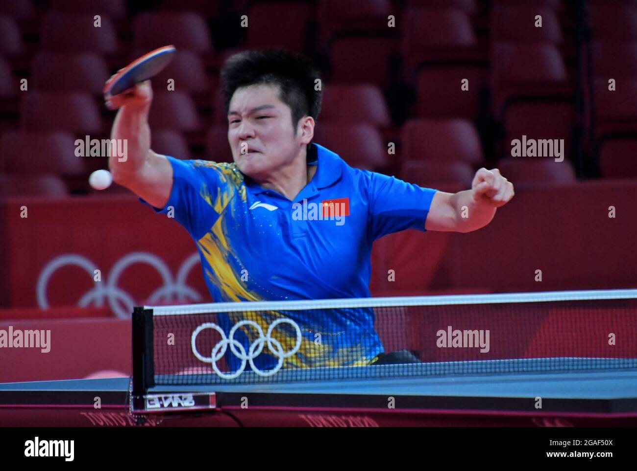 Tokio, Japan. Juli 2021. Der chinesische Fan Zhendong gibt am Freitag, den 30. Juli 2021, beim Finale der Tischtennis-Männer in Tokio gegen den chinesischen Ma Long einen Schuss am Tokyo Metropolitan Gymnasium in Tokio, Japan, zurück. Foto von Keizo Mori/UPI Credit: UPI/Alamy Live News Stockfoto