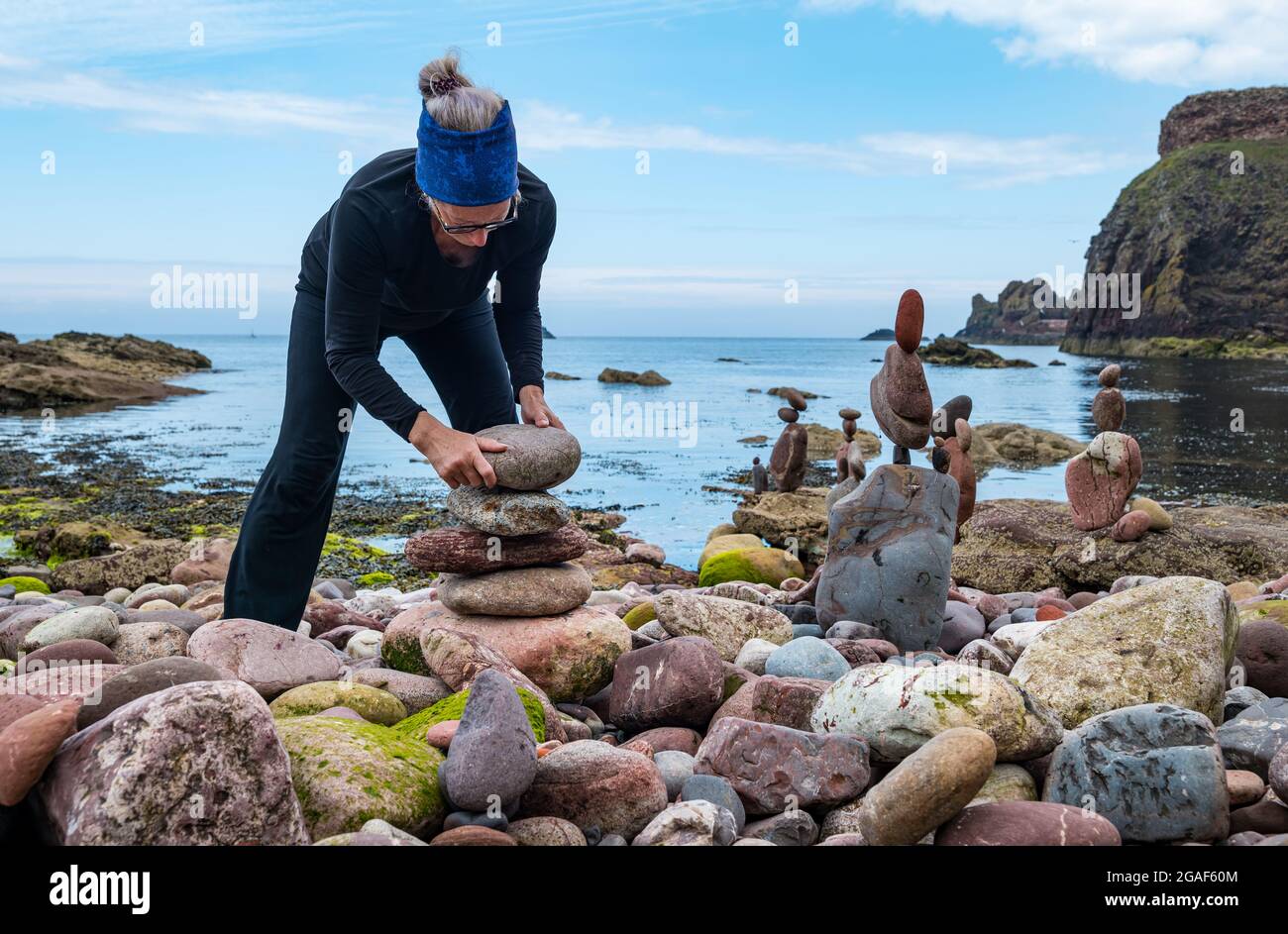 Caroline Walker, Steinstapler, balanciert Steine bei der European Stone Stacking Championship am Strand, Dunbar, East Lothian, Schottland, Großbritannien Stockfoto