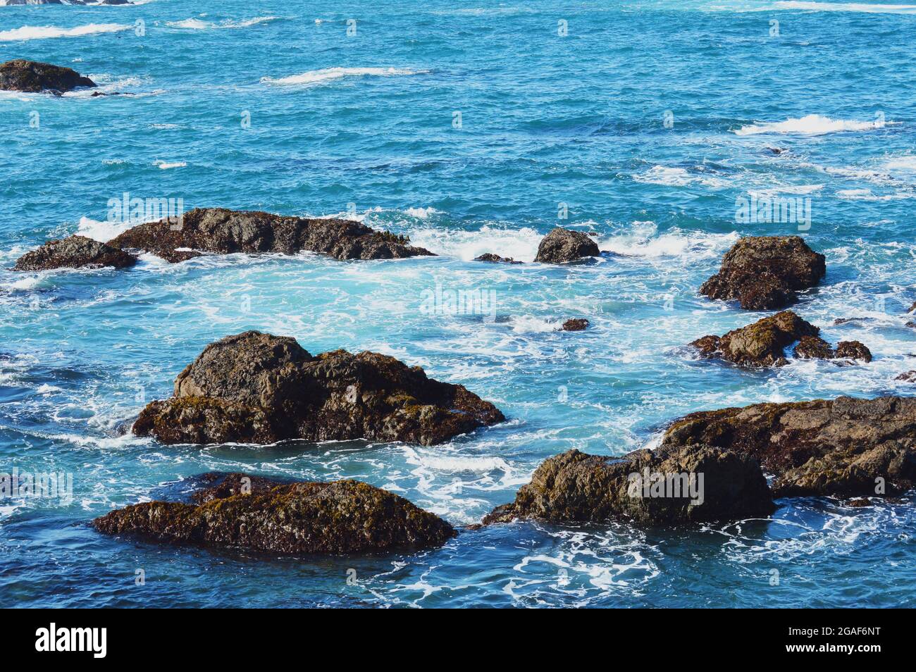 Nordkalifornien Bright Blue Ocean Water mit Sea Rocks Stockfoto
