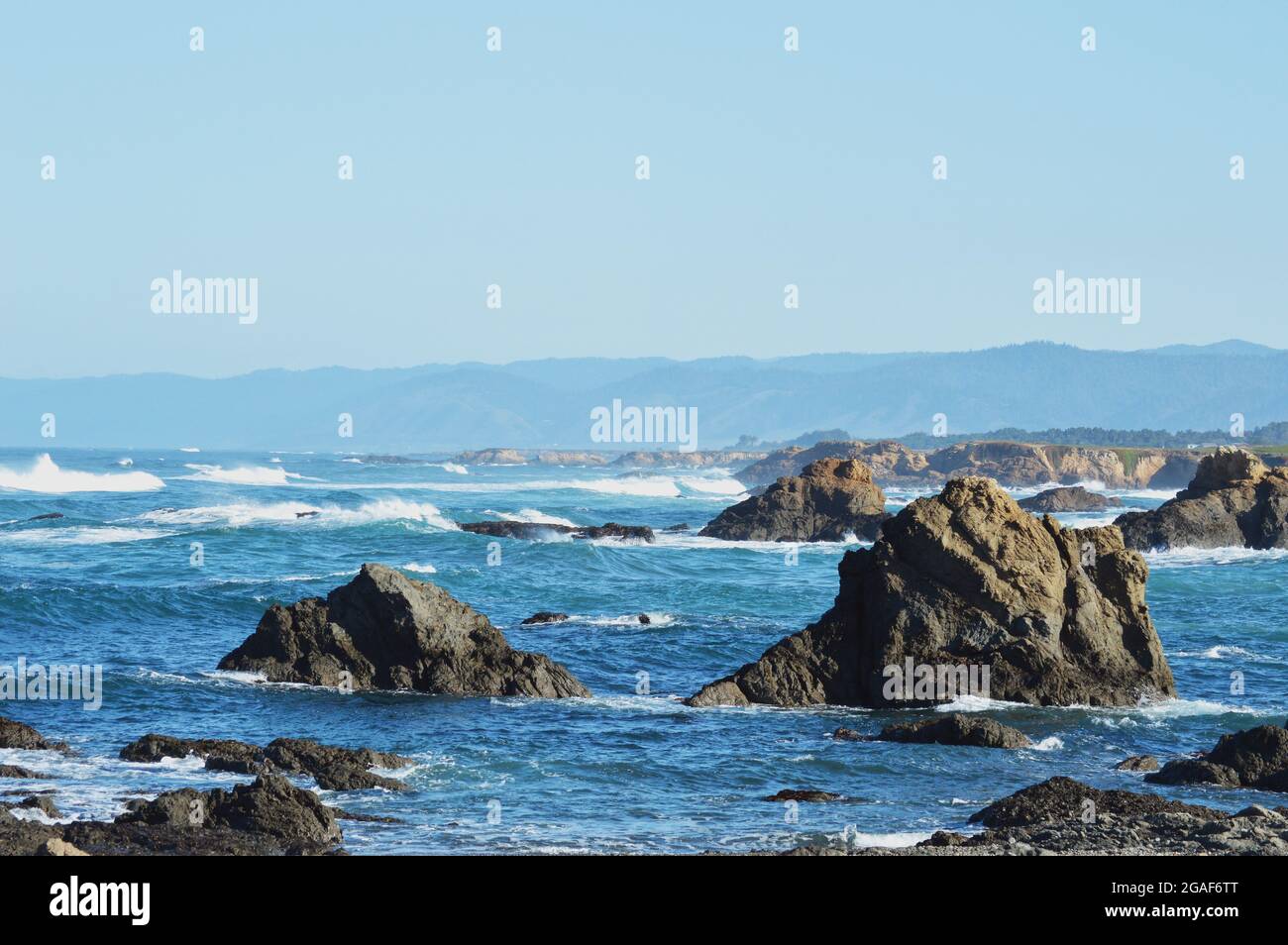 Nordkalifornien Ozeanküste mit Sea Rocks im Vordergrund Stockfoto