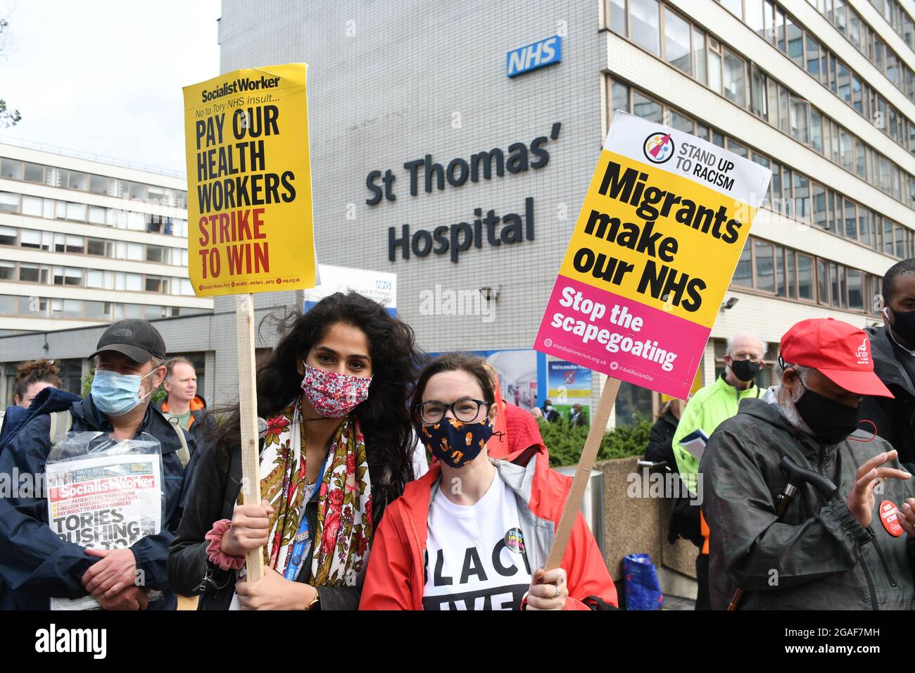 London, Großbritannien. Juli 2021. Ärzte und Krankenschwestern versammlungen im St. Thomas' Krankenhaus für einen marsch nach Downing Street, in dem eine angemessene Lohnerhöhung für NHS-Mitarbeiter gefordert wird, protestieren am 30. Juli 2021 in London, Großbritannien gegen die beleidigende Gehaltserhöhung um 3 % für NHS-Mitarbeiter. Kredit: Picture Capital/Alamy Live Nachrichten Stockfoto