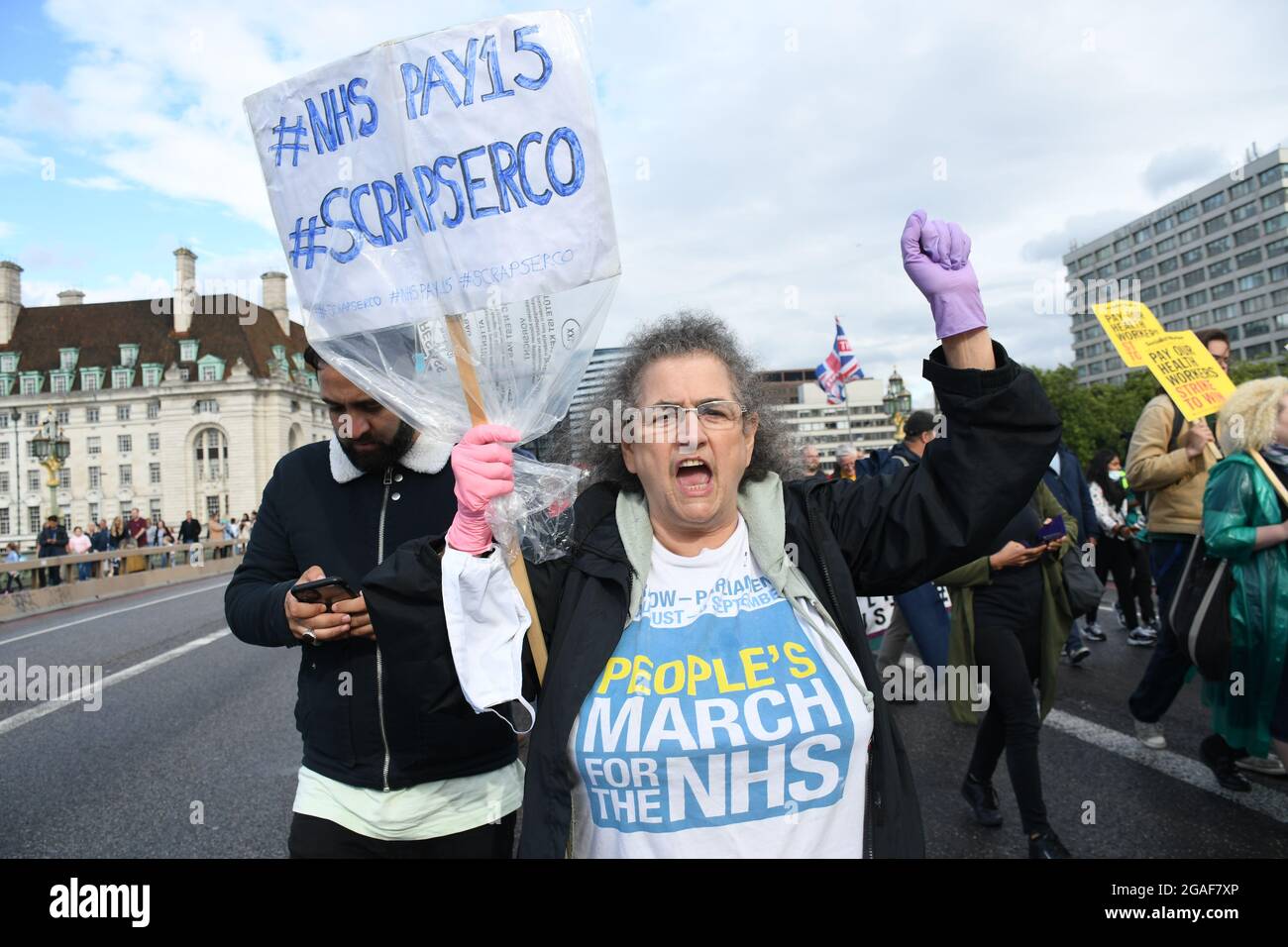 London, Großbritannien. Juli 2021. Ärzte und Krankenschwestern versammlungen im St. Thomas' Krankenhaus für einen marsch nach Downing Street, in dem eine angemessene Lohnerhöhung für NHS-Mitarbeiter gefordert wird, protestieren am 30. Juli 2021 in London, Großbritannien gegen die beleidigende Gehaltserhöhung um 3 % für NHS-Mitarbeiter. Kredit: Picture Capital/Alamy Live Nachrichten Stockfoto