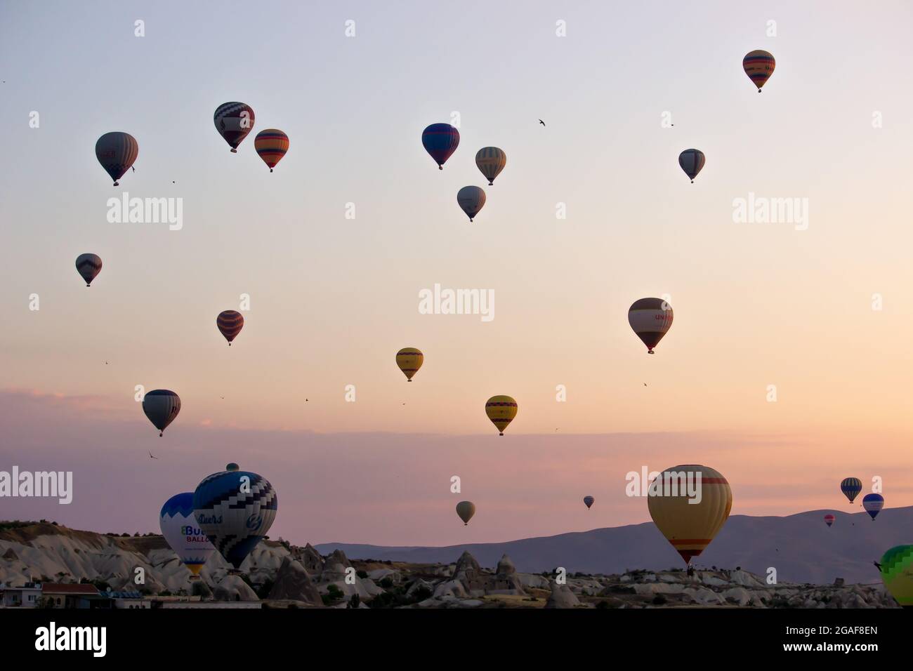 Kappadokien - Türkei, Heißluftballons am Himmel zur Morgenzeit, Tourismus in der Türkei Stockfoto