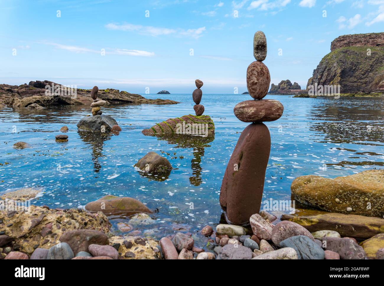 Steinbalancen bei steigender Flut am Strand von Dunbar, East Lothian, Schottland, Großbritannien Stockfoto