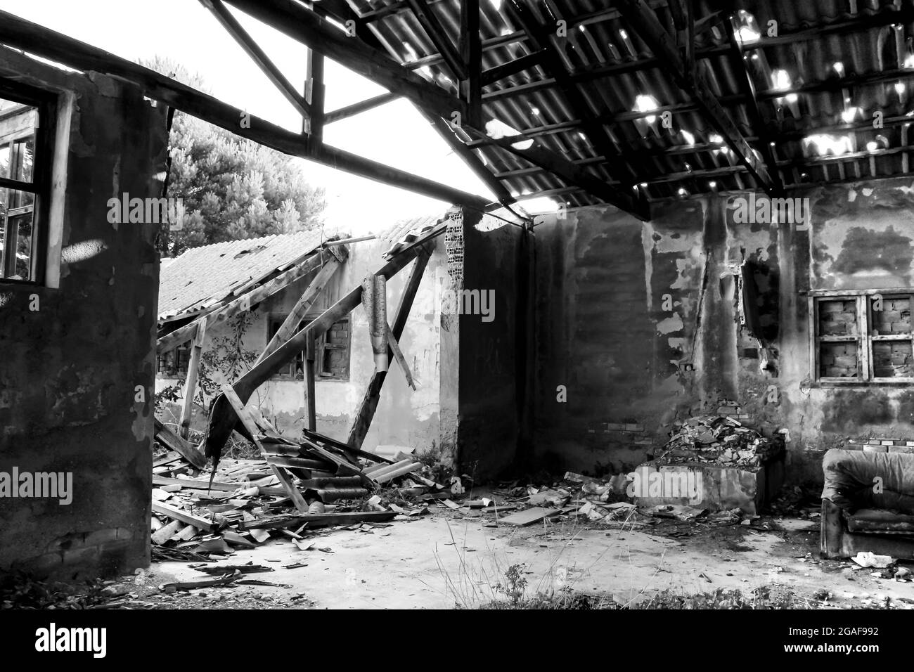 Überreste von verlassenen Gebäuden aus den Minen des Dorfes La Union in der Provinz Cartagena, Gemeinde Murcia, Spanien. Monochromes Bild. Stockfoto