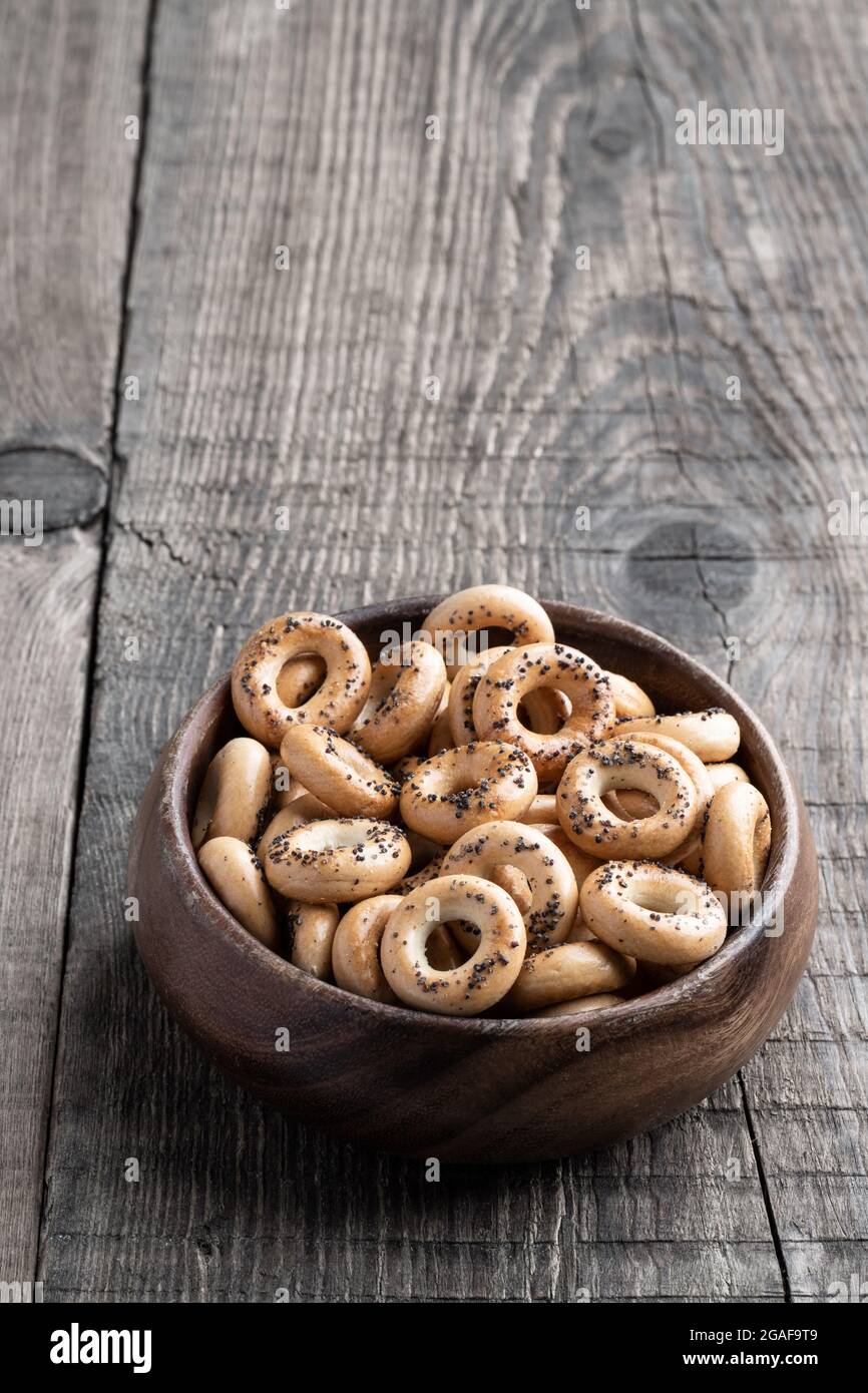 Schüssel voll mit kleinen traditionellen russischen Brotringen auf Holztisch Stockfoto