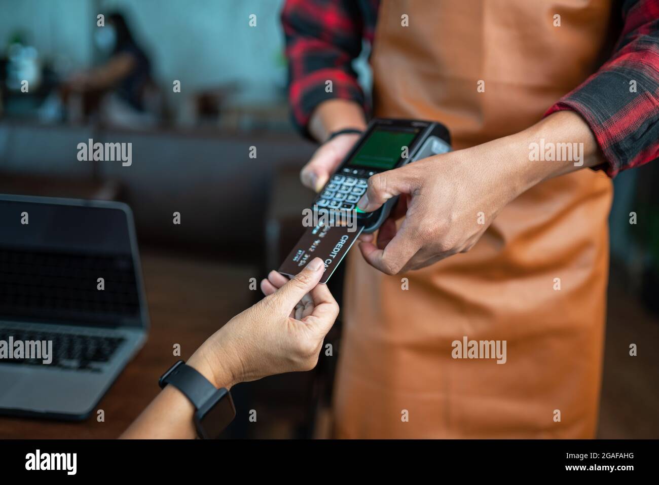 Zahlung per Kreditkarte über Kreditkarte Swipe-Maschine in einem Café Stockfoto