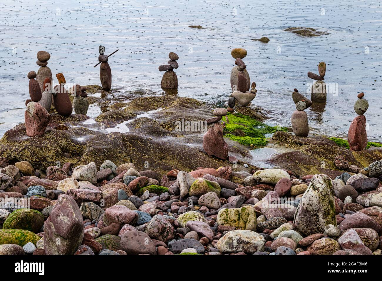 Am Strand steht bei Regen die Steinbalancen, Dunbar, East Lothian, Schottland, Großbritannien Stockfoto