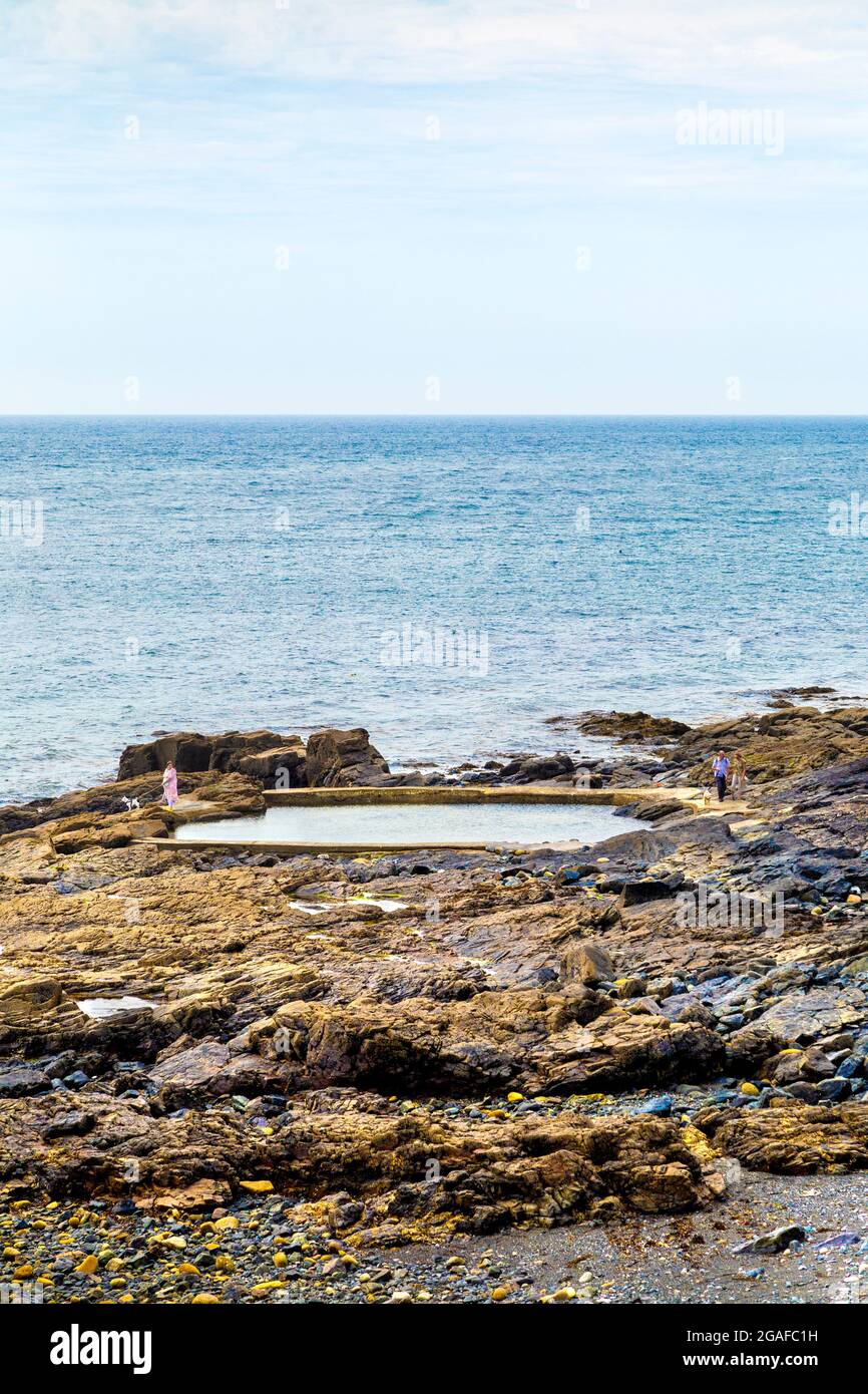 Felsenpool in Mousehole mit Blick auf das Meer entlang des South West Coast Path, Penwith Penwith Peninsula, Cornwall, Großbritannien Stockfoto