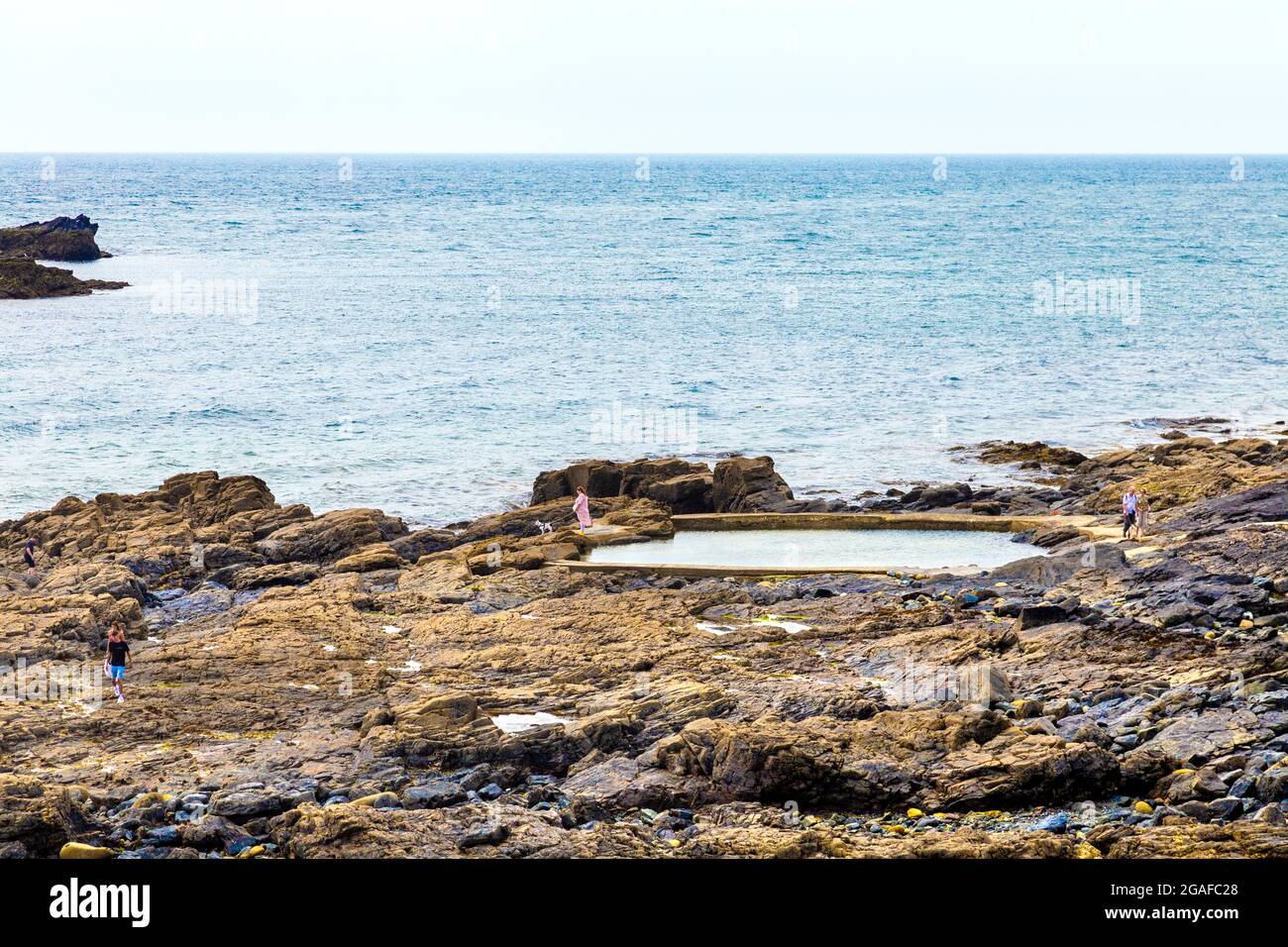 Felsenpool in Mousehole mit Blick auf das Meer entlang des South West Coast Path, Penwith Penwith Peninsula, Cornwall, Großbritannien Stockfoto