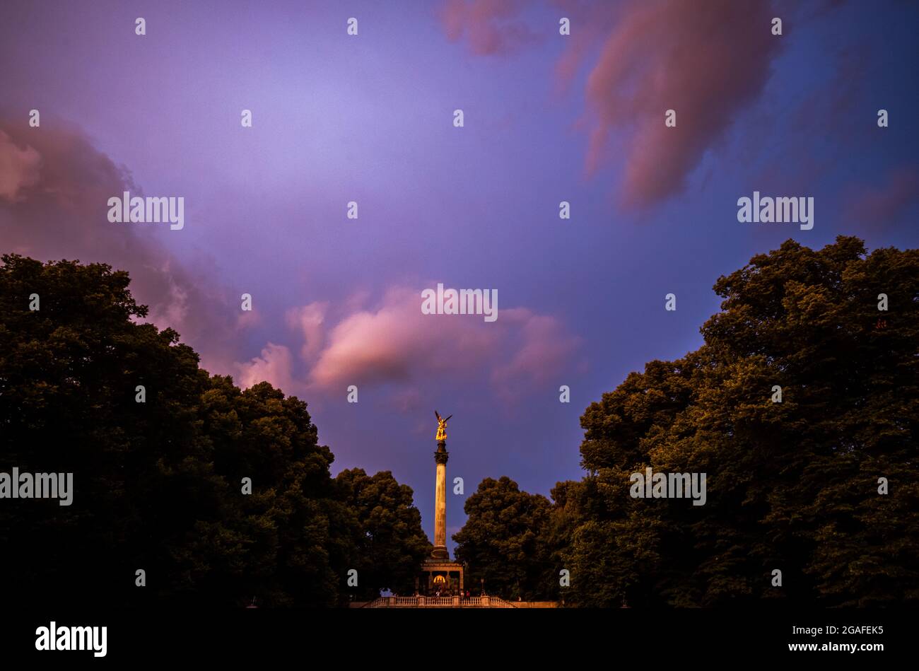 München, Deutschland. Juli 2021. Die letzten Sonnenstrahlen erleuchten am Abend den vergoldeten Friedensengel in der bayerischen Hauptstadt. Der Friedensengel, der auf einer 23 Meter hohen Säule thront, soll an den Friedensschluss nach dem Krieg mit Frankreich 1870/1871 erinnern und wurde über einem kleinen Saal errichtet. Kredit: Peter Kneffel/dpa/Alamy Live Nachrichten Stockfoto