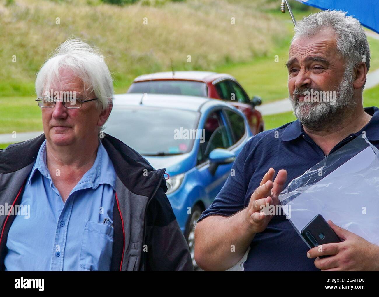 Edinburgh, Schottisches Parlament, Schottland, Großbritannien, 30. Juli 2021: Große Proteste vor dem Schottischen parlament, um ihre Solidarität mit Craig Murray, dem ehemaligen Diplomaten, zu zeigen. Craig Murray wurde wegen Gerichtssachverachtung zu 8 Monaten Gefängnis verurteilt, weil er im Alex Salmond-Prozess berichtet hatte, in dem Alex alle Anklagevorrichtungen gelöscht hatte. Craig ist die erste Person, die im Vereinigten Königreich wegen einer Medienverachtung des Gerichts seit über 50 Jahren und in Schottland seit über 70 Jahren inhaftiert ist. Der Oberste Gerichtshof weigerte sich, Craigs Berufung zu hören. Kredit: Stable Air Media/Alamy Live Nachrichten Stockfoto