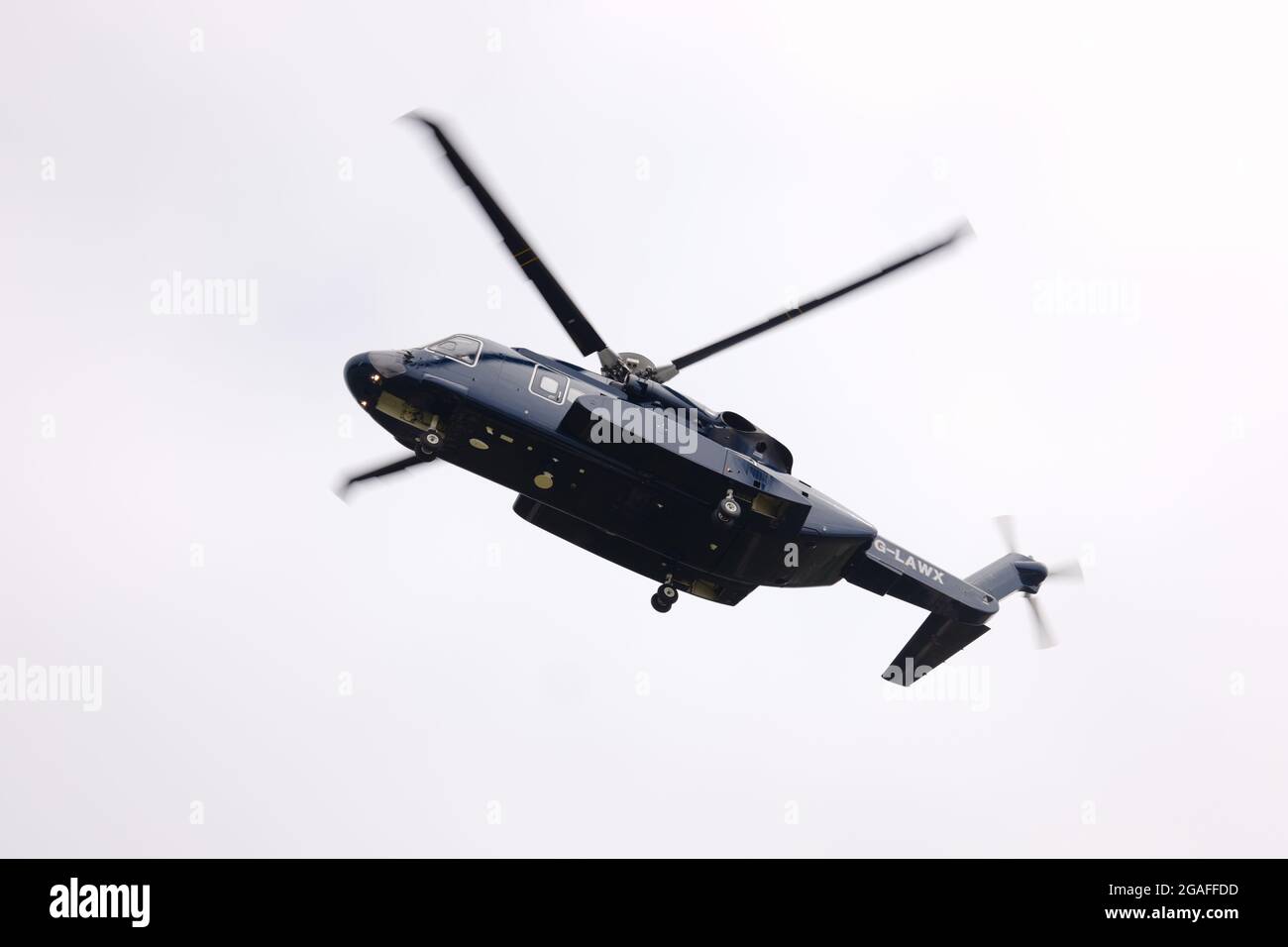 Helikopter verlässt den Tresco Heliport, Tresco Island, Isles of Scilly, Cornwall, England, Großbritannien, Juli 2021 Stockfoto