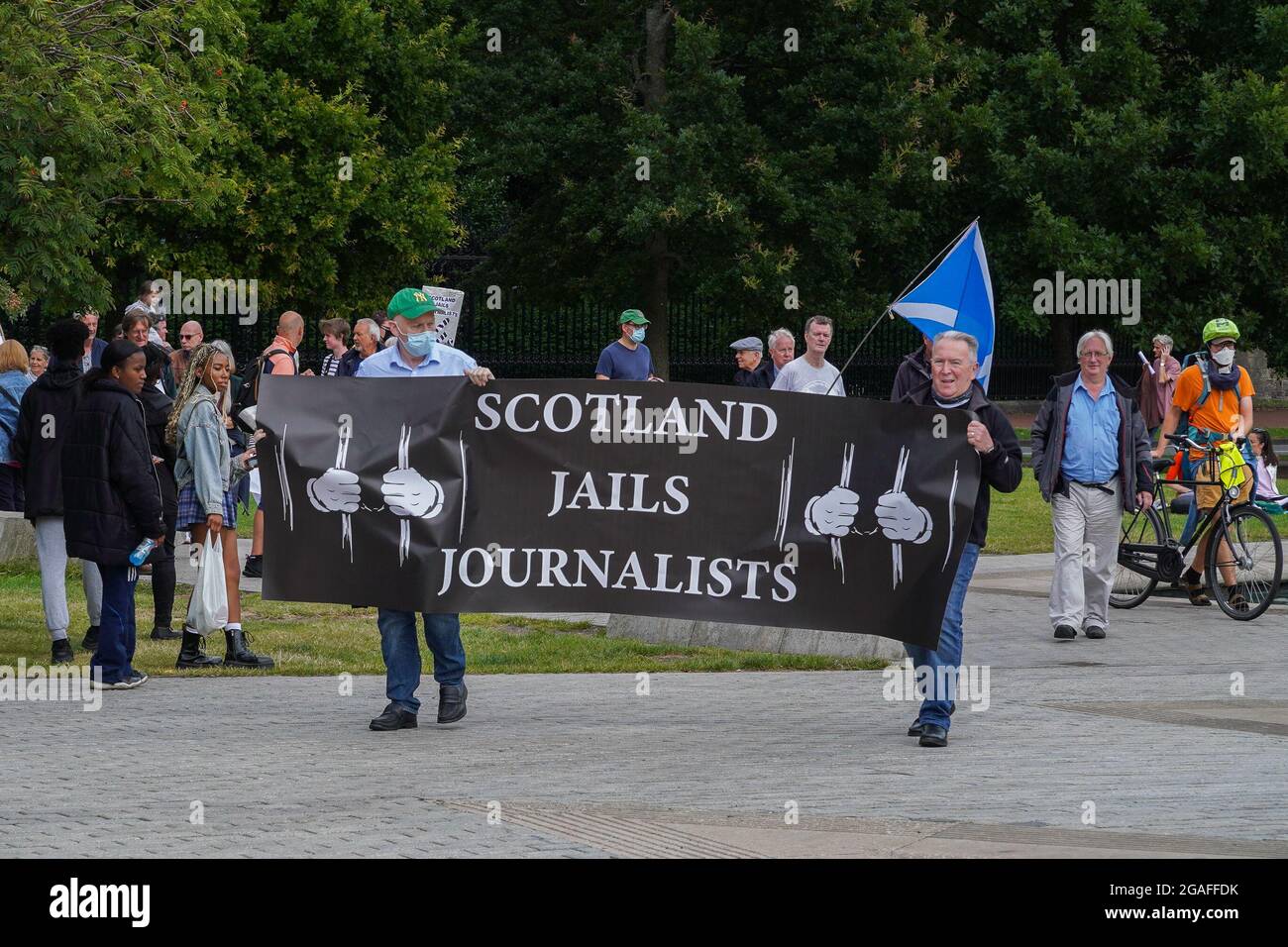Edinburgh, Schottisches Parlament, Schottland, Großbritannien, 30. Juli 2021: Große Proteste vor dem Schottischen parlament, um ihre Solidarität mit Craig Murray, dem ehemaligen Diplomaten, zu zeigen. Craig Murray wurde wegen Gerichtssachverachtung zu 8 Monaten Gefängnis verurteilt, weil er im Alex Salmond-Prozess berichtet hatte, in dem Alex alle Anklagevorrichtungen gelöscht hatte. Craig ist die erste Person, die im Vereinigten Königreich wegen einer Medienverachtung des Gerichts seit über 50 Jahren und in Schottland seit über 70 Jahren inhaftiert ist. Der Oberste Gerichtshof weigerte sich, Craigs Berufung zu hören. Kredit: Stable Air Media/Alamy Live Nachrichten Stockfoto