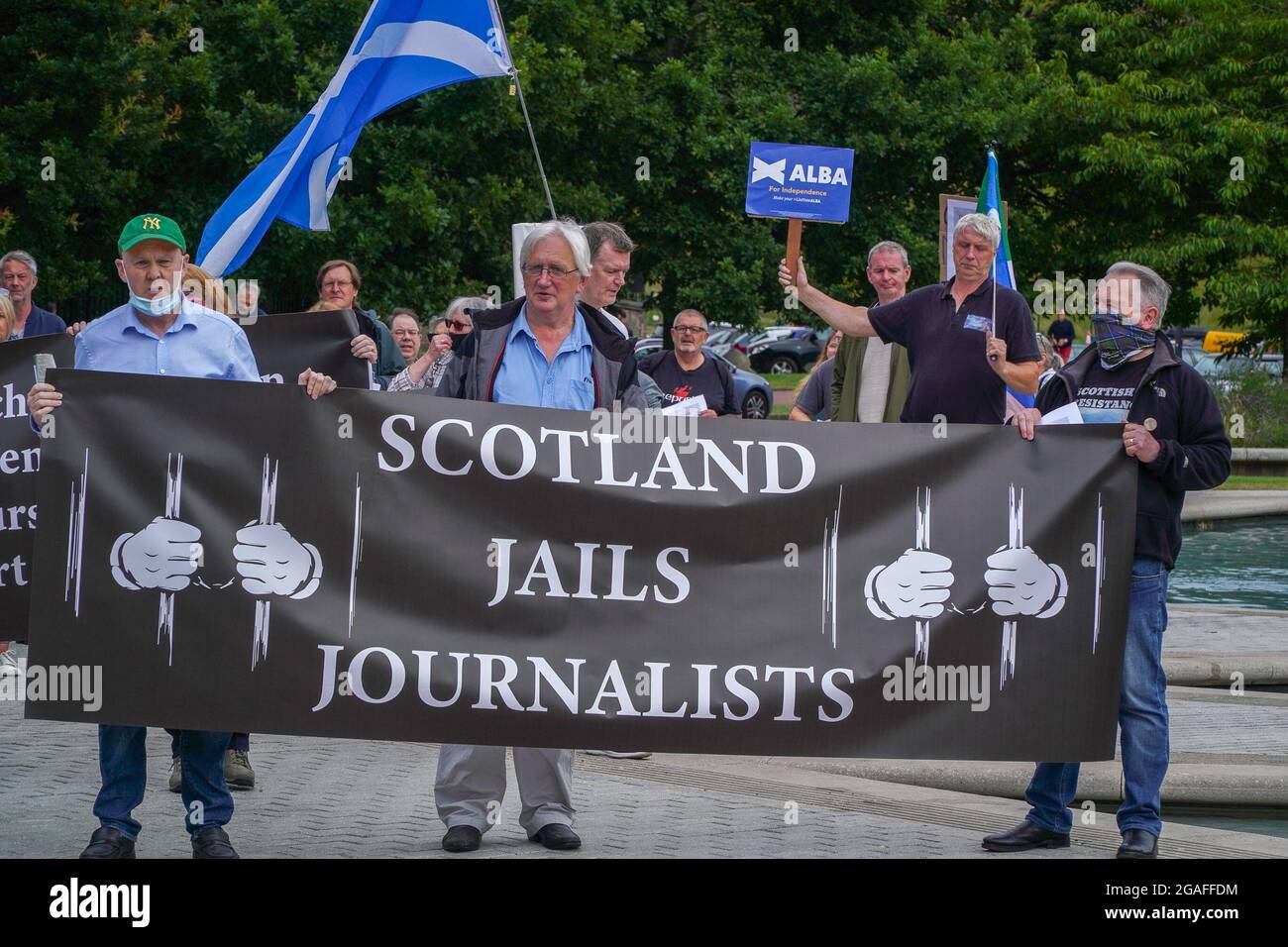 Edinburgh, Schottisches Parlament, Schottland, Großbritannien, 30. Juli 2021: Große Proteste vor dem Schottischen parlament, um ihre Solidarität mit Craig Murray, dem ehemaligen Diplomaten, zu zeigen. Craig Murray wurde wegen Gerichtssachverachtung zu 8 Monaten Gefängnis verurteilt, weil er im Alex Salmond-Prozess berichtet hatte, in dem Alex alle Anklagevorrichtungen gelöscht hatte. Craig ist die erste Person, die im Vereinigten Königreich wegen einer Medienverachtung des Gerichts seit über 50 Jahren und in Schottland seit über 70 Jahren inhaftiert ist. Der Oberste Gerichtshof weigerte sich, Craigs Berufung zu hören. Kredit: Stable Air Media/Alamy Live Nachrichten Stockfoto